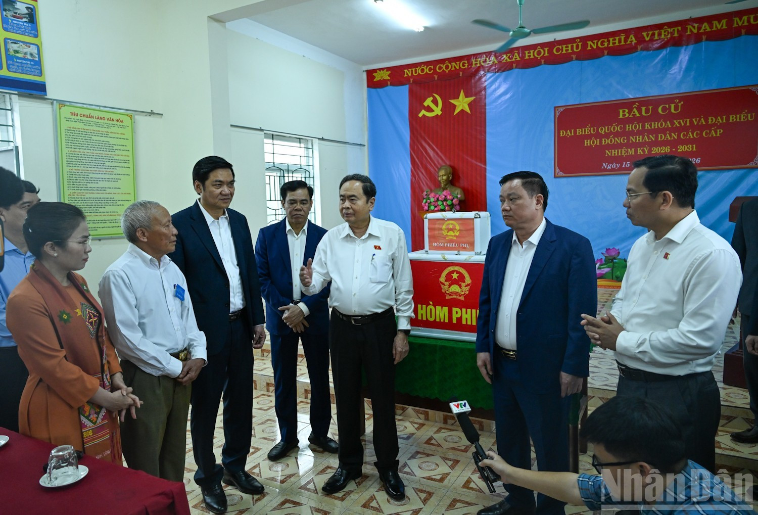 El jefe del Legislativo conversa con dirigentes de la provincia de Nghe An.