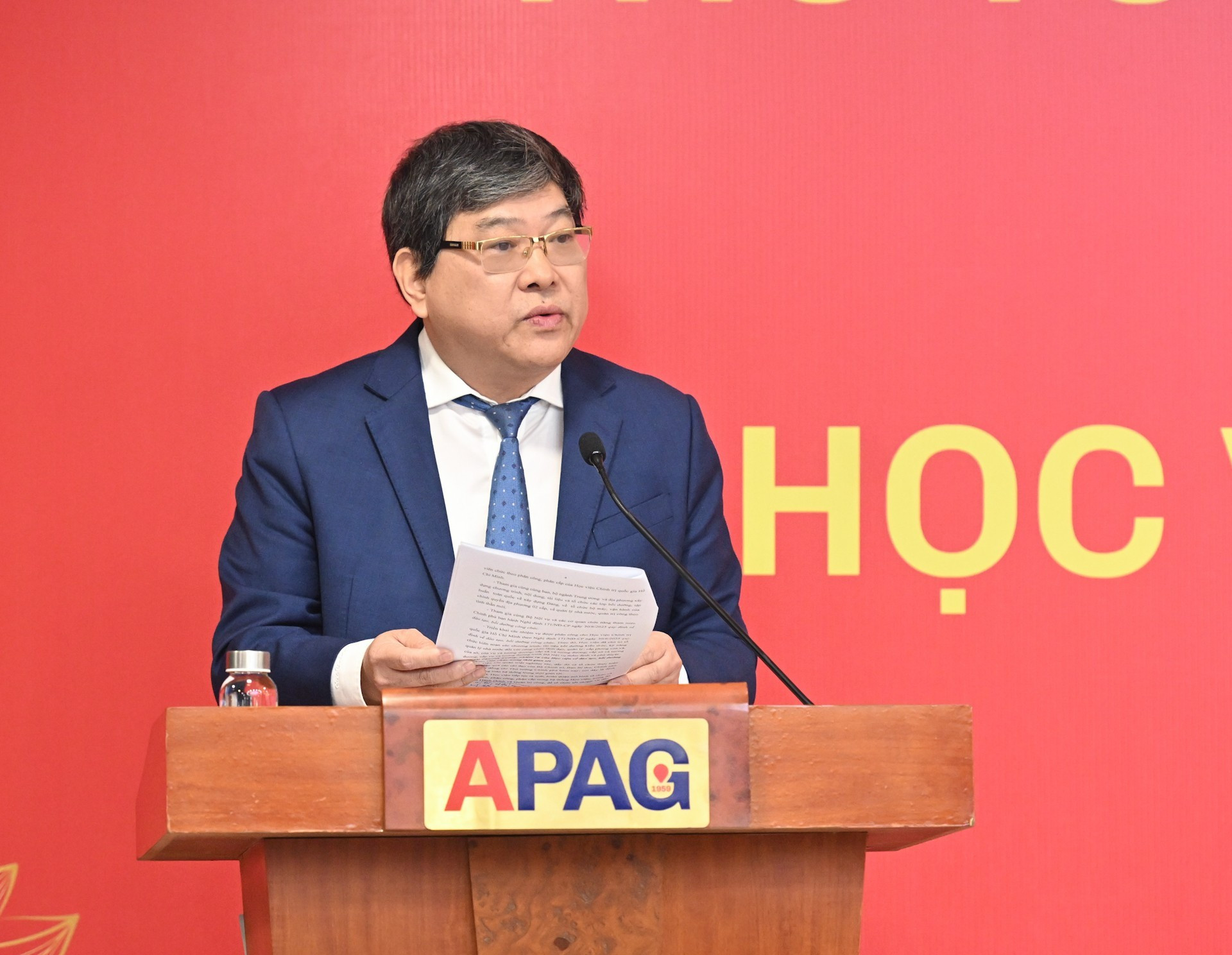 Nguyen Duy Bac, vicedirector de la Academia Nacional de Política Ho Chi Minh, aporta opiniones.