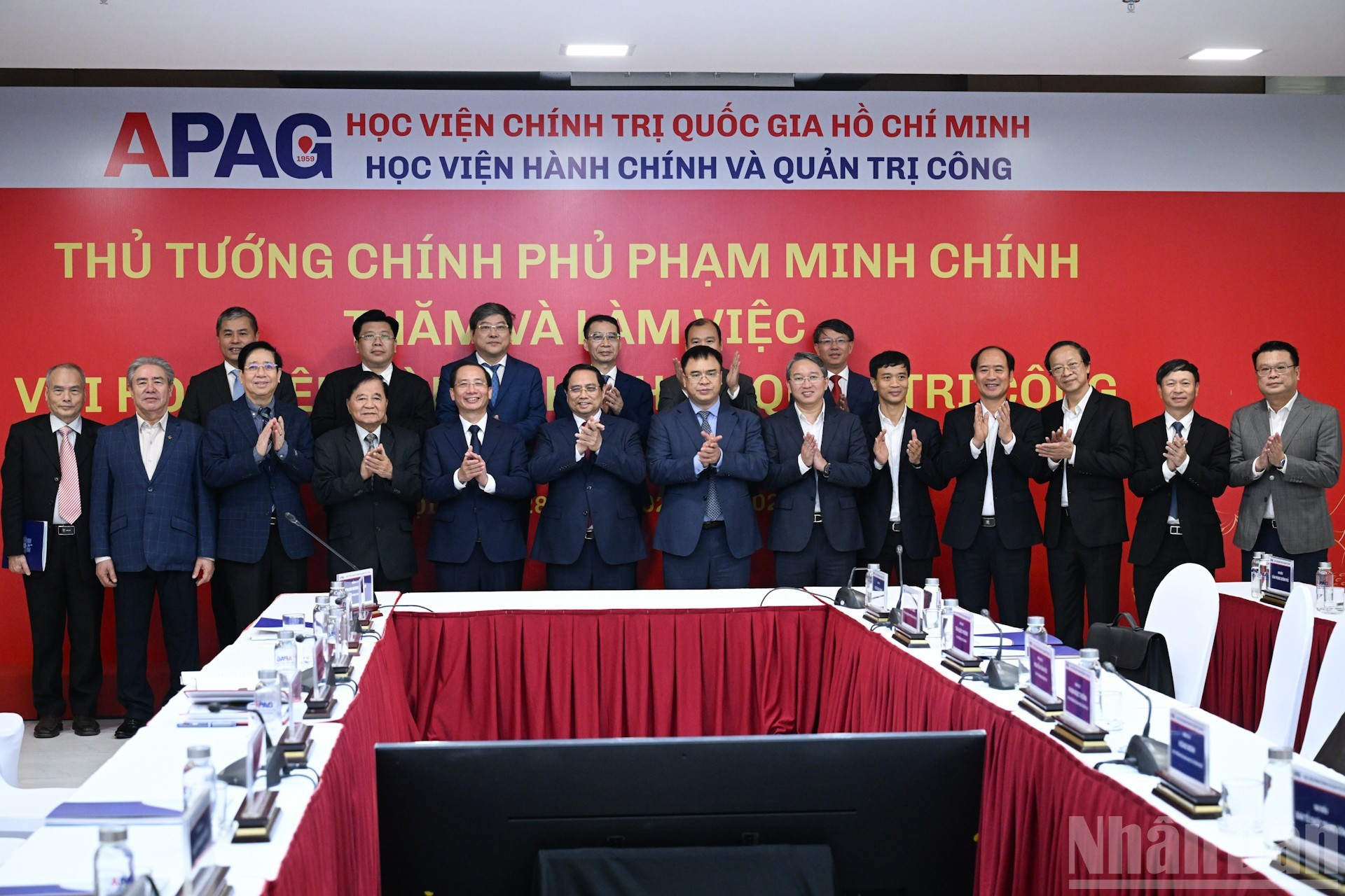 Minh Chinh posa junto a los delegados.