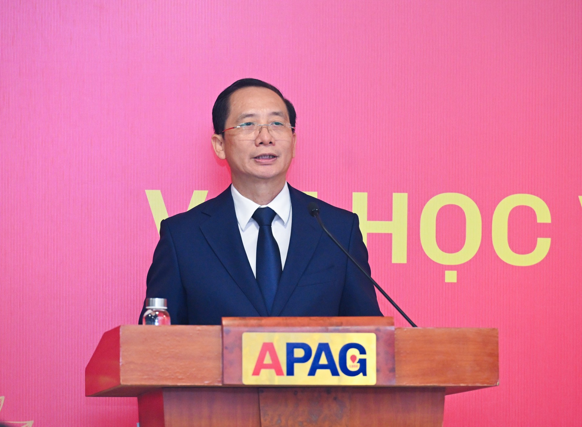 El director de la Academia de Administración y Gobernanza Pública, Nguyen Ba Chien, informa las operaciones de su instituto.