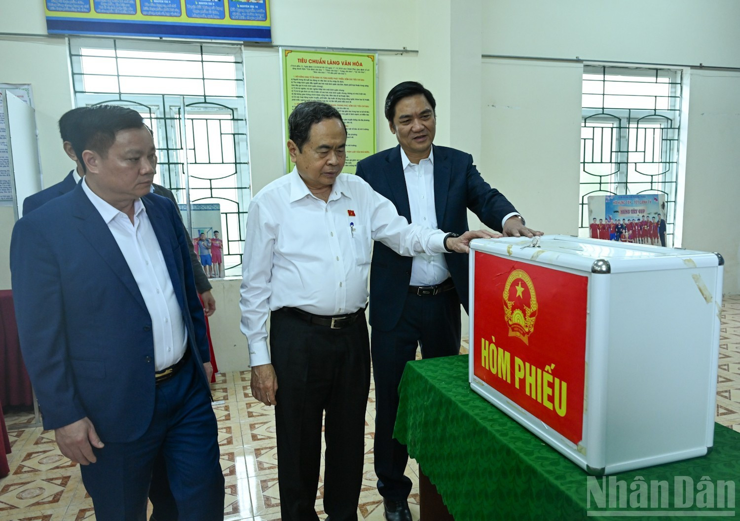 El presidente de la Asamblea Nacional de Vietnam y titular del Consejo Electoral Nacional, Tran Thanh Man, revisa la urna electoral en la aldea de Phuc Long.