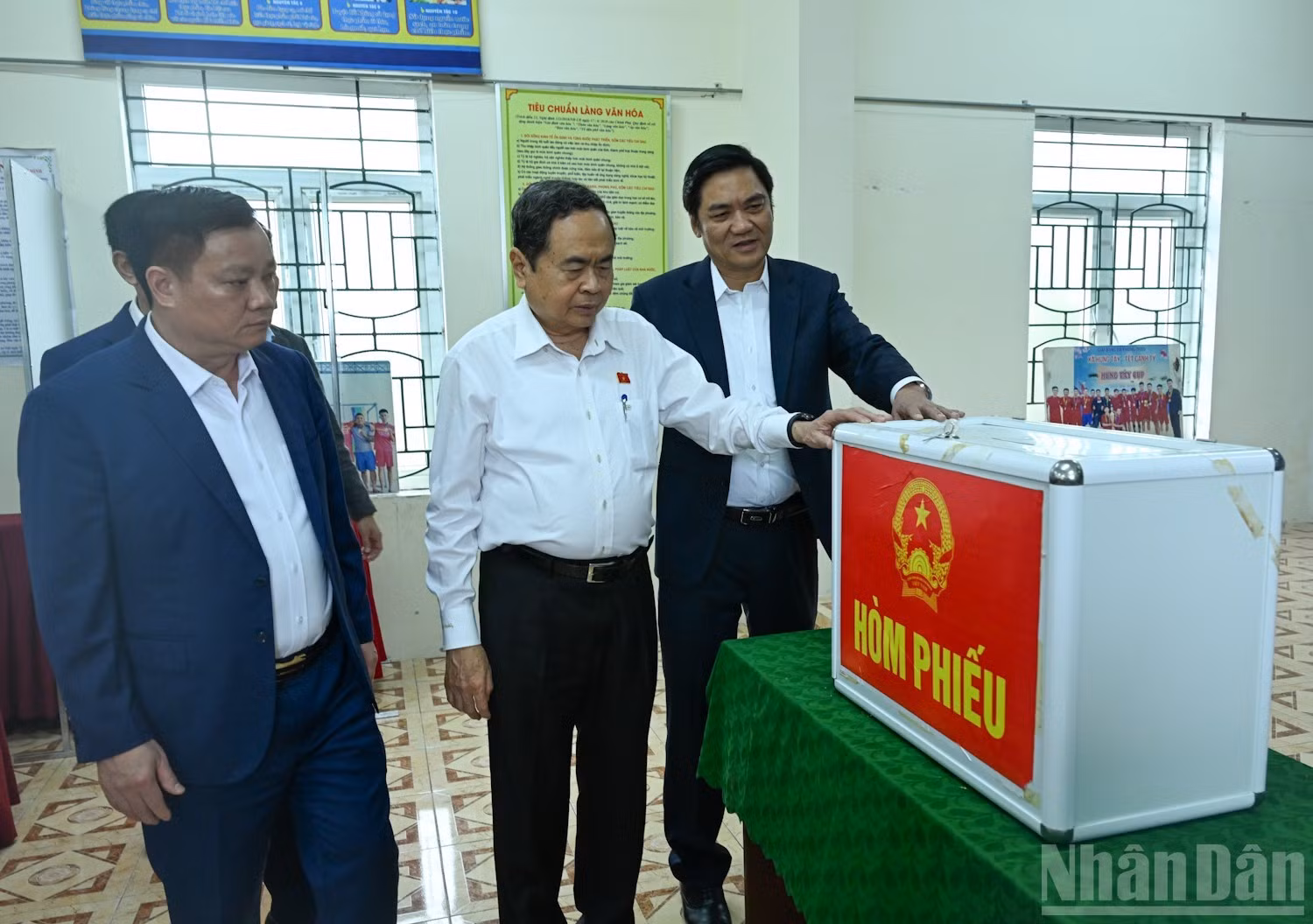 El presidente de la Asamblea Nacional de Vietnam y titular del Consejo Electoral Nacional, Tran Thanh Man, revisa la urna electoral en la aldea de Phuc Long.