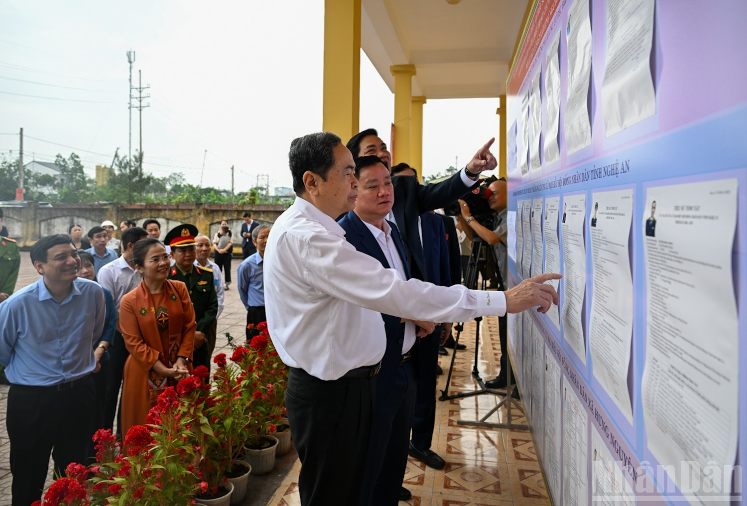 El presidente de la Asamblea Nacional de Vietnam y titular del Consejo Electoral Nacional, Tran Thanh Man, inspecciona el área.