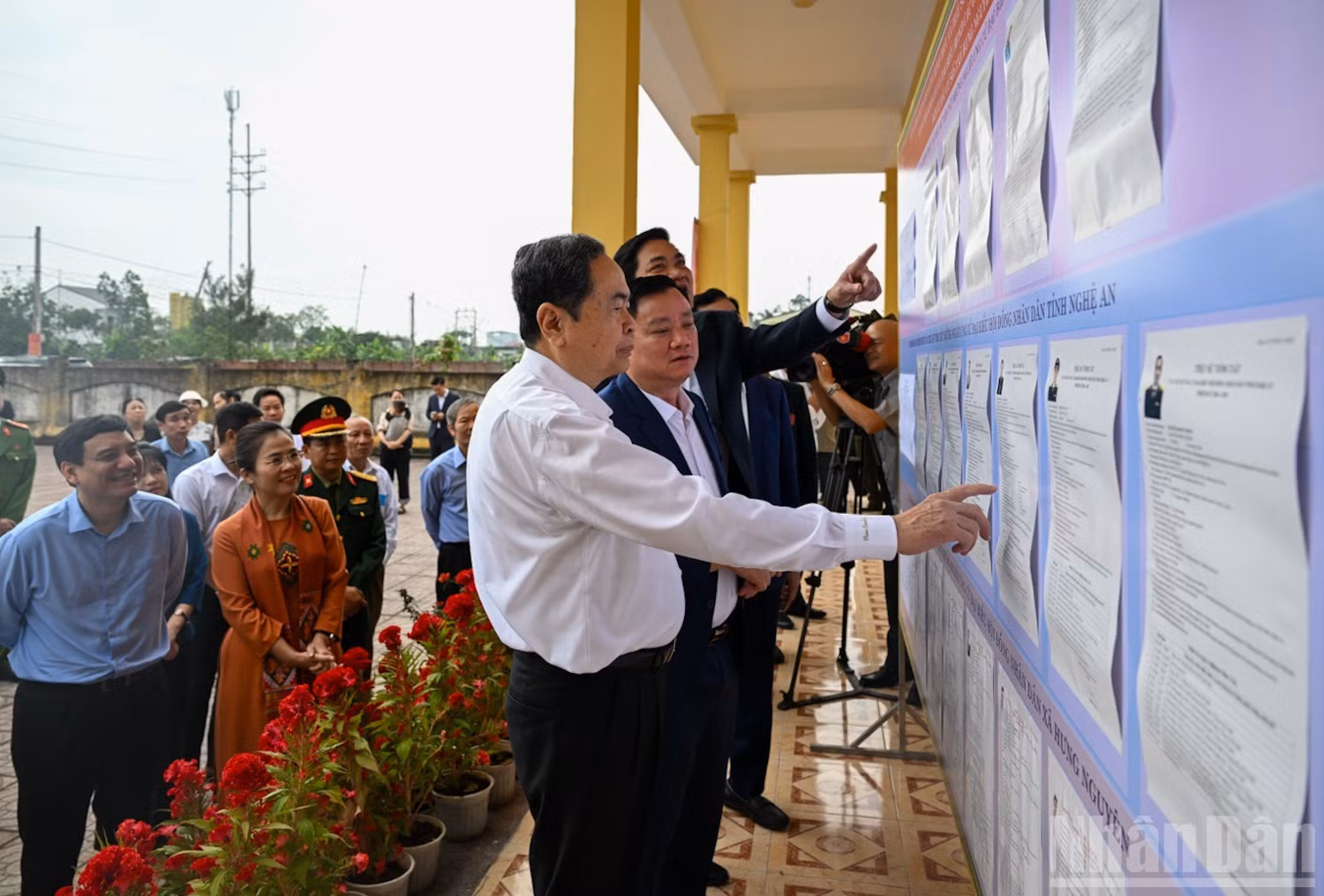El presidente de la Asamblea Nacional de Vietnam y titular del Consejo Electoral Nacional, Tran Thanh Man, inspecciona el área.