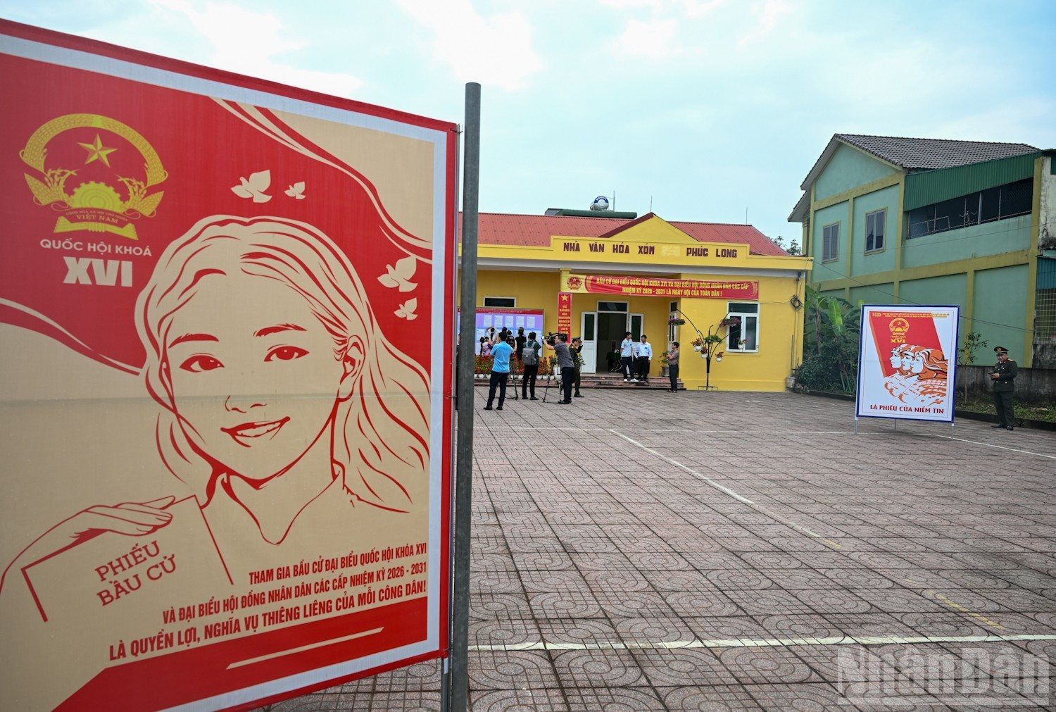 La circunscripción electoral en la aldea de Phuc Long está engalanada para las próximas elecciones generales.