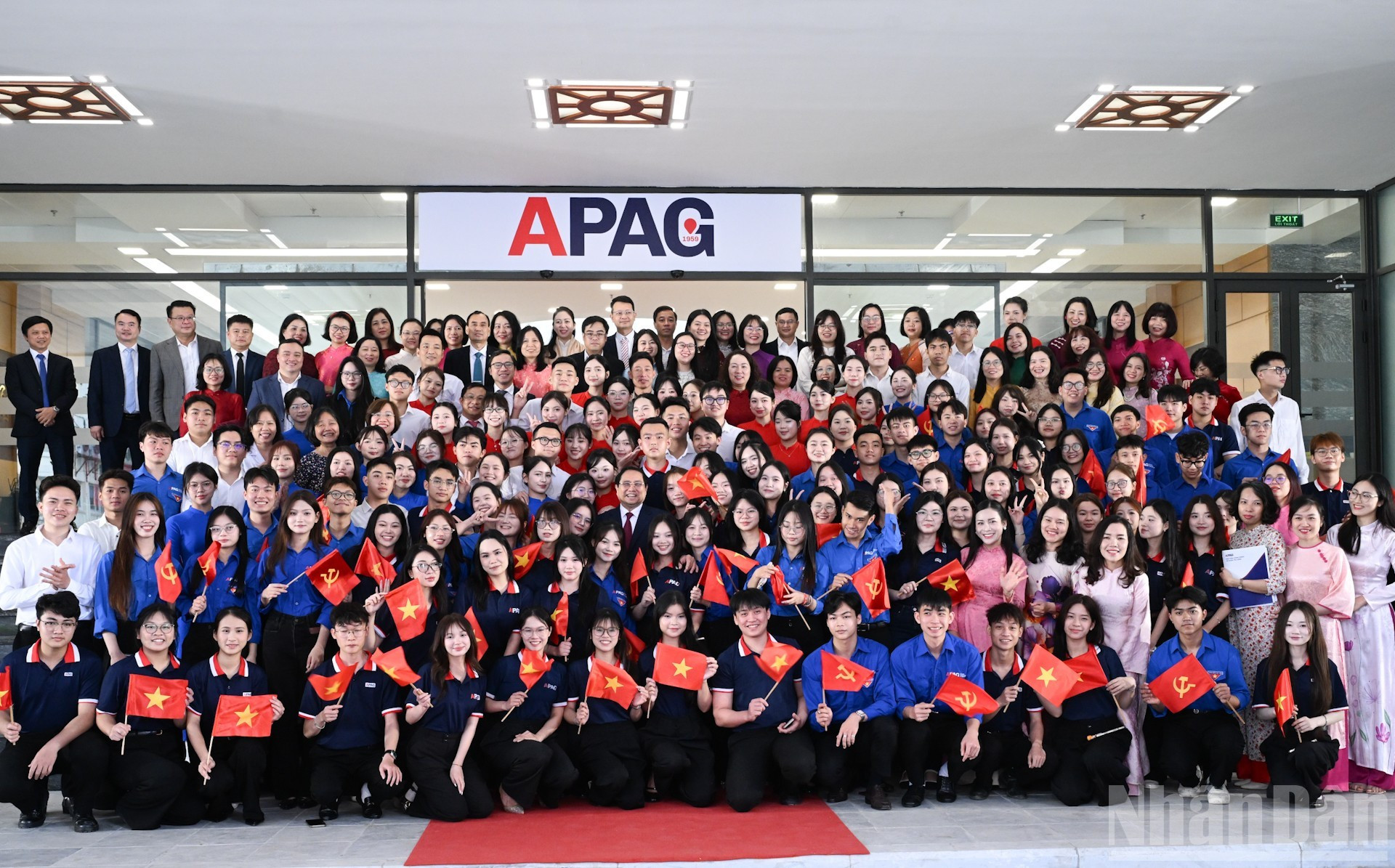 El primer ministro Pham Minh Chinh se reúne con profesores y estudiantes de la Academia de Administración y Gobernanza Pública.