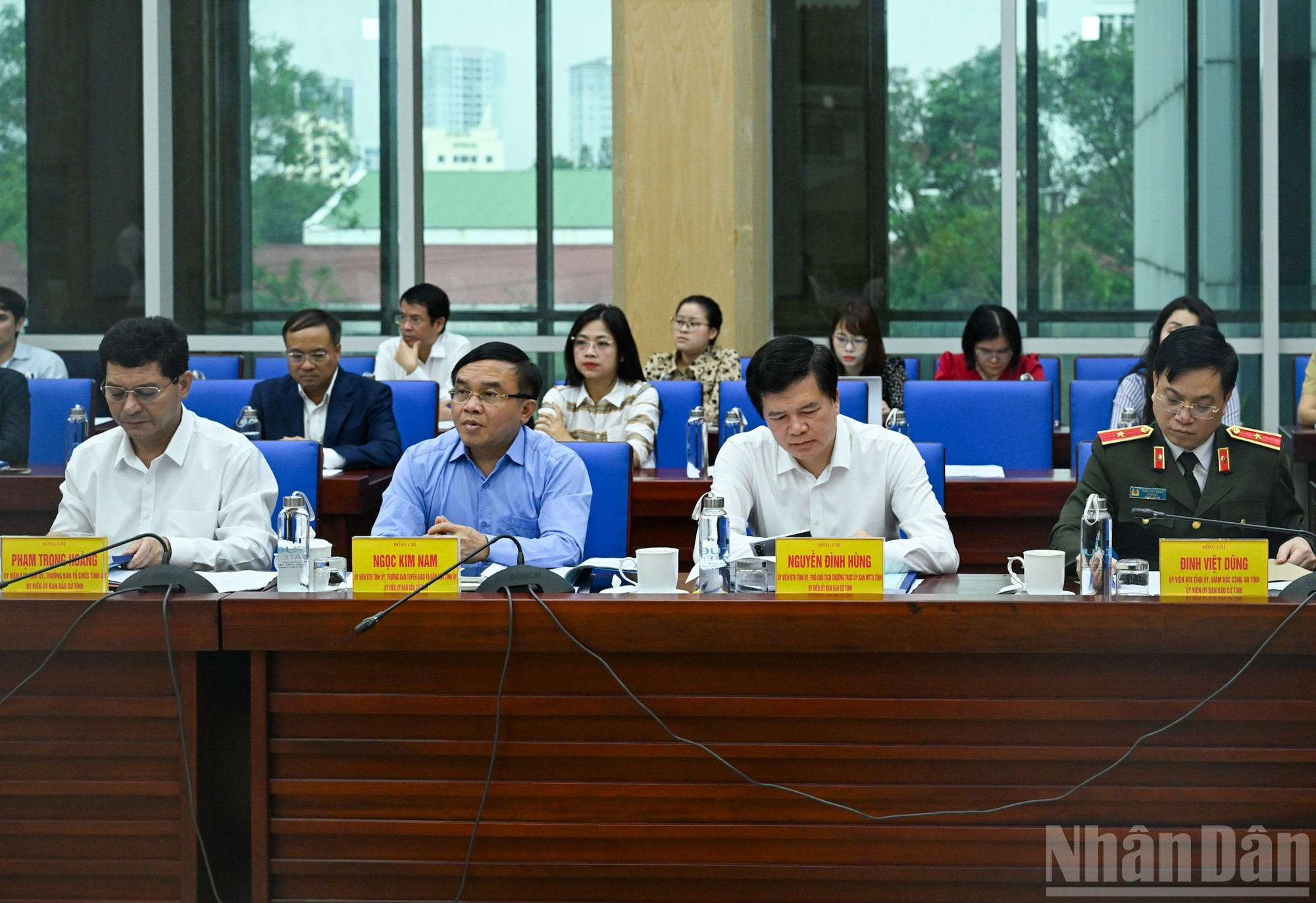 Miembros del Comité Electoral de la provincia de Nghe An en la sesión.