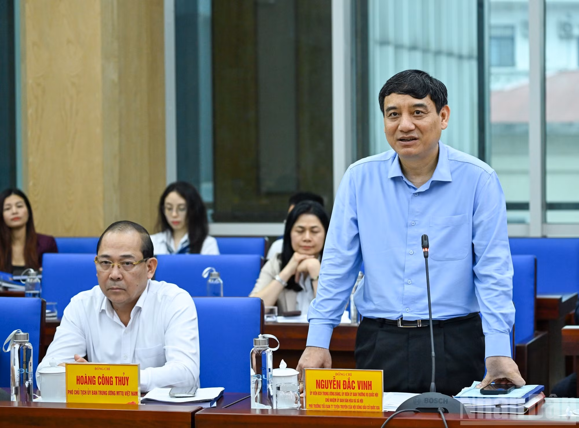Nguyen Dac Vinh, jefe de la Comisión de Asuntos Culturales y Sociales adscrita a la Asamblea Nacional, habla en la sesión.
