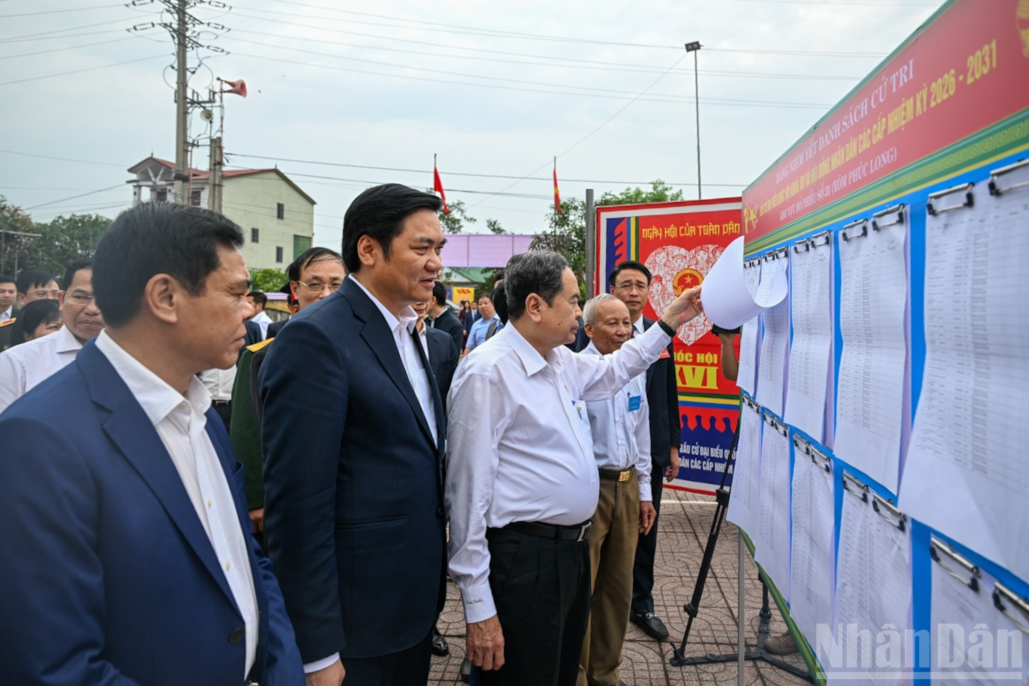 El presidente de la Asamblea Nacional de Vietnam y titular del Consejo Electoral Nacional, Tran Thanh Man, inspecciona el lugar.