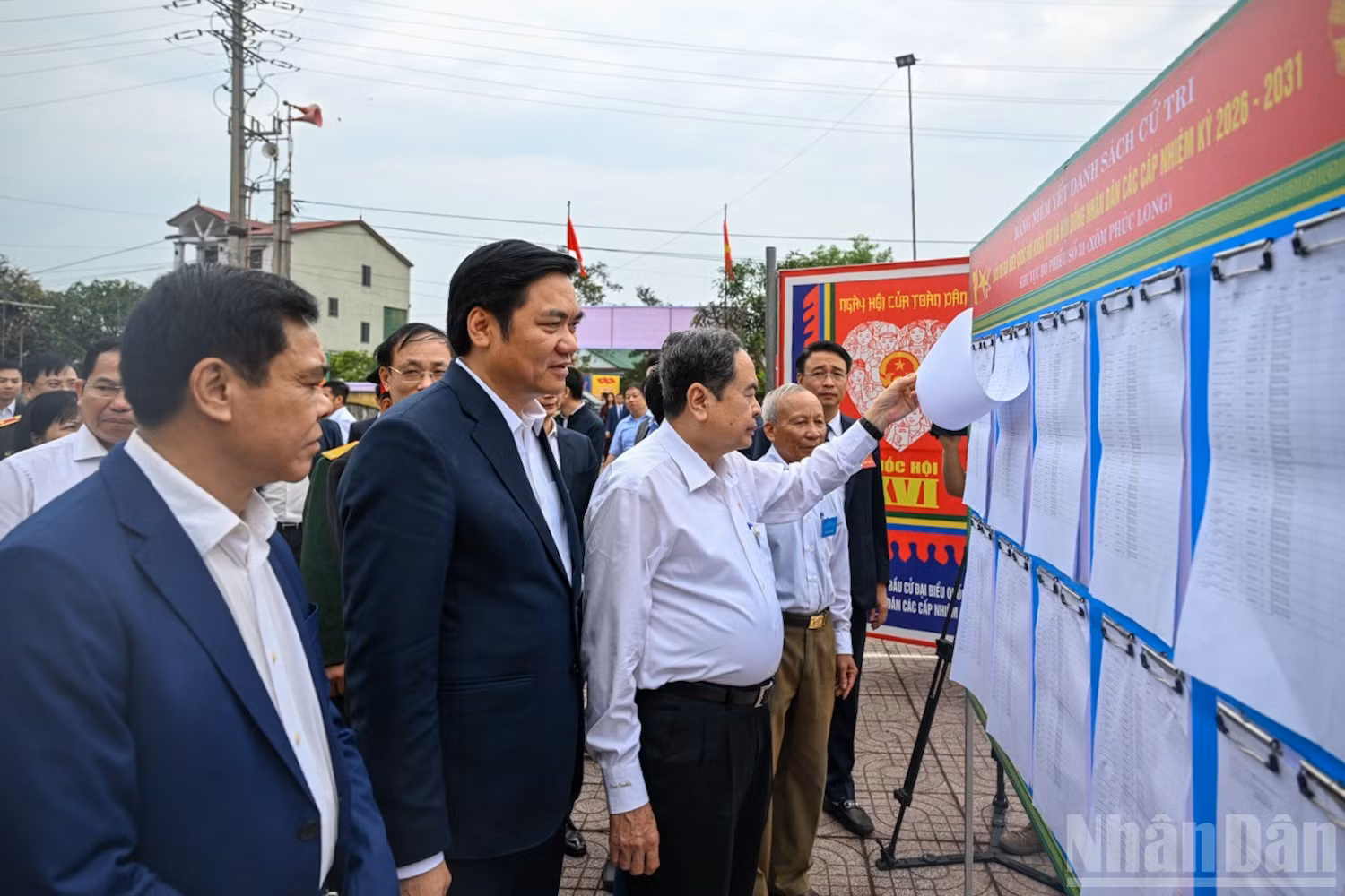 El presidente de la Asamblea Nacional de Vietnam y titular del Consejo Electoral Nacional, Tran Thanh Man, inspecciona el lugar.