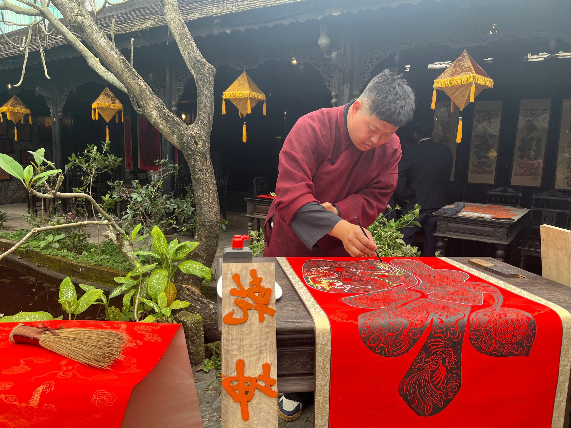 El artesano colorea el cuadro.