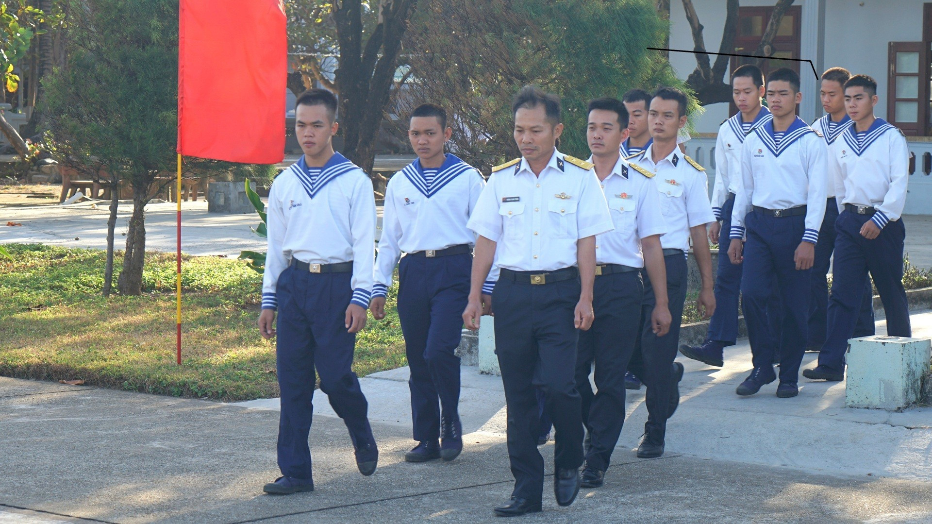Oficiales y soldados se desplazan a la sala de proyección.