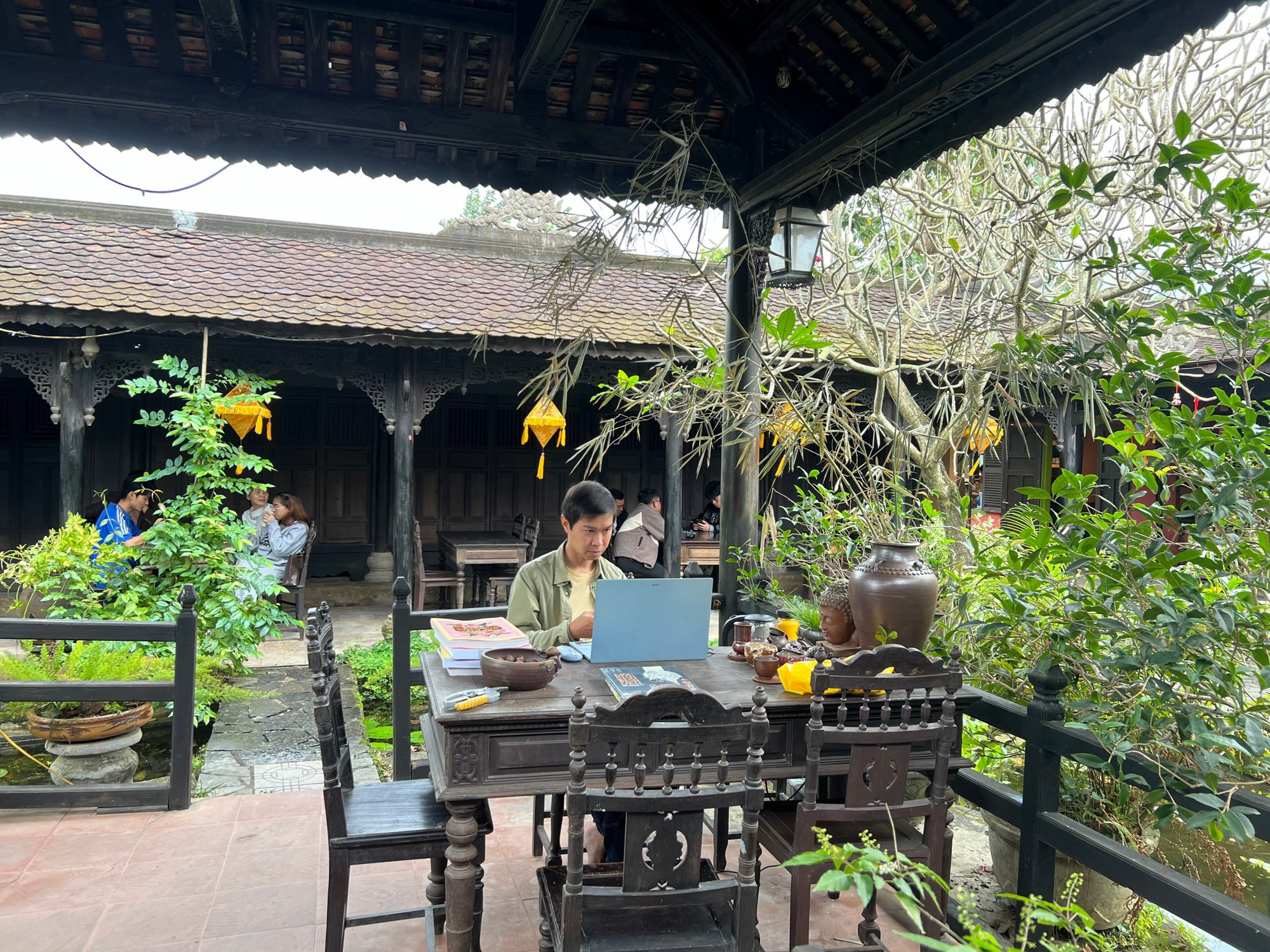 Apasionado por el patrimonio cultural de la nación, Ngo Quy Duc ambiciona revitalizar no solo los paneles caligráficos de la aldea Chuon, sino también otros oficios artesanales perdidos de Hue. En el futuro cercano, su grupo intentará incorporar el “lien” de Chuon a la vida contemporánea, como en las tarjetas de Tet y actividades vivenciales.