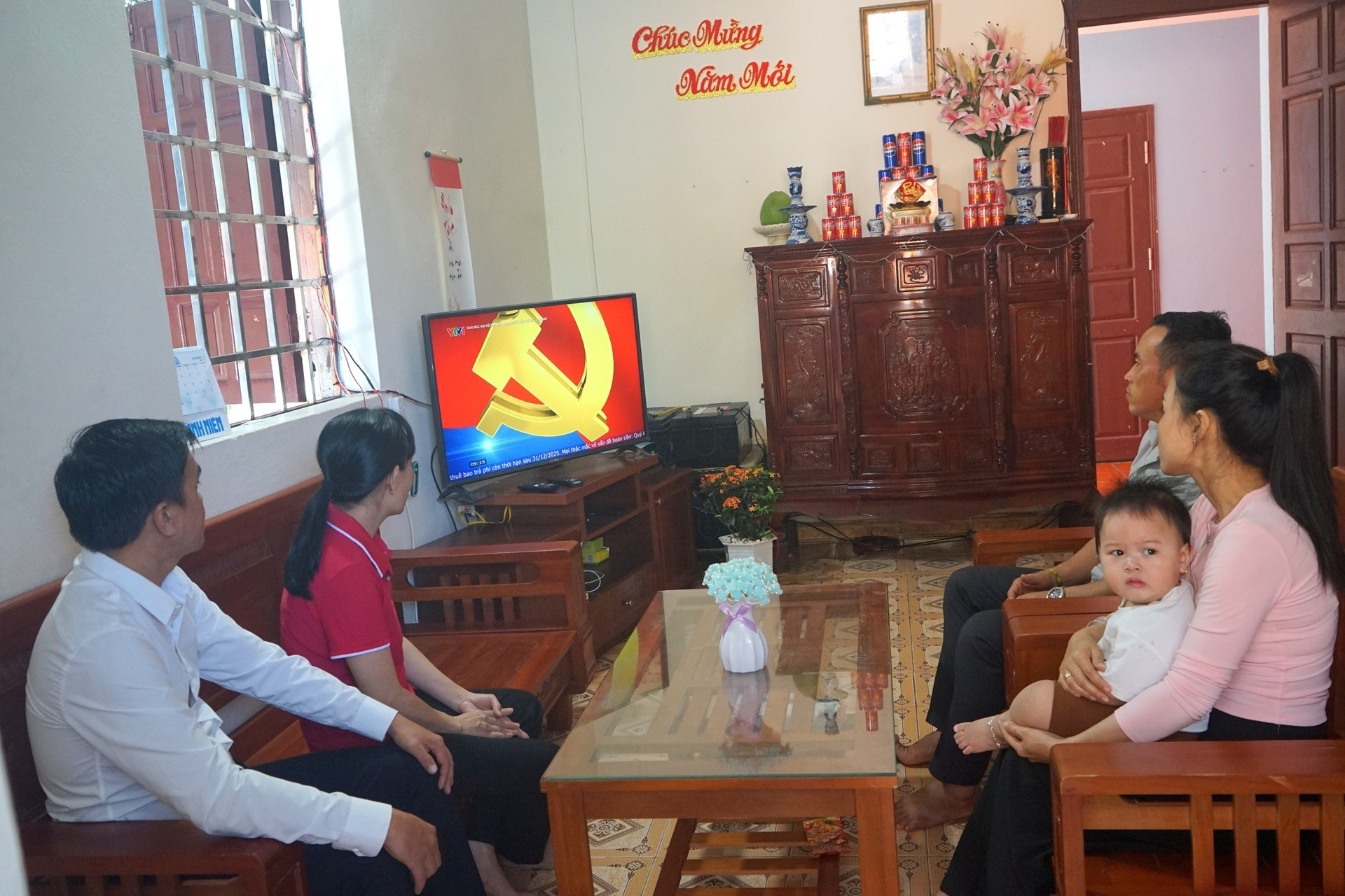 Pobladores en Truong Sa siguen en directo el evento.