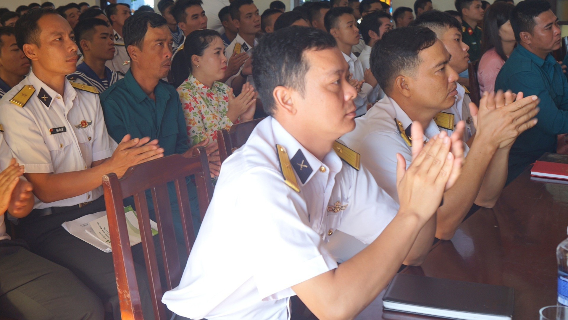 Oficiales, soldados y habitantes en Truong Sa siguen en directo la inauguración del XIV Congreso.