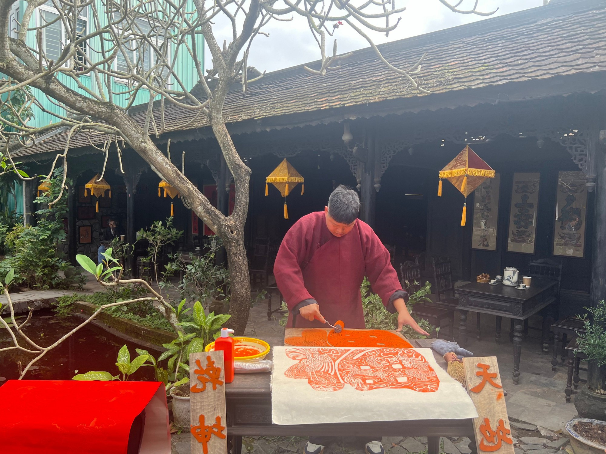 El artesano Nguyen Cong Dat, oriundo de la aldea de Thanh Lieu, en la ciudad de Hai Phong, demuestra la técnica de imprimir el “lien” utilizando el molde que restauró junto con sus colegas.