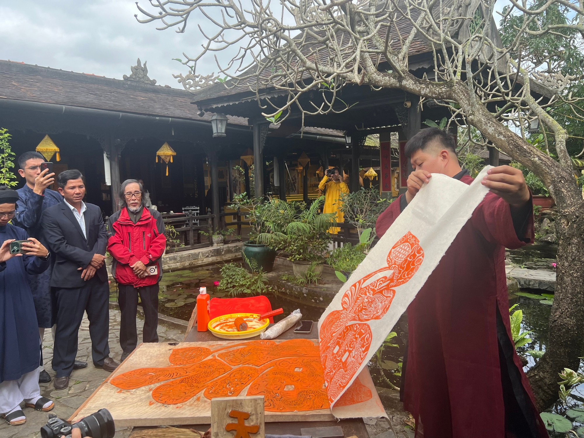 El proceso consiste en aplicar tinta al molde con un rodillo, cubrirlo con papel tradicional do y frotar toda su superficie con una pieza de fibra de luffa para que la tinta se impregne en el papel.