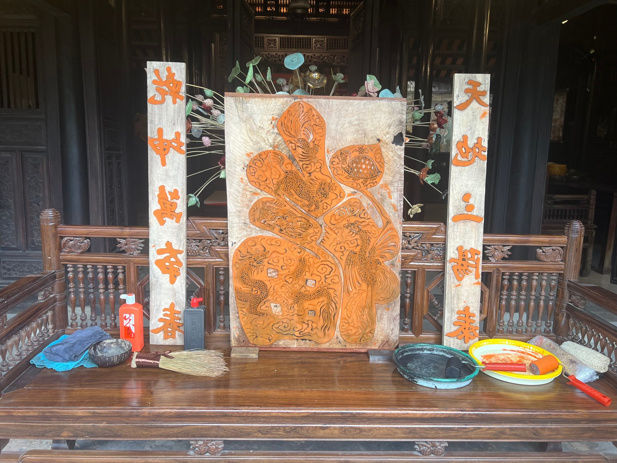 En el marco del proyecto se logró recrear un conjunto de moldes de madera para la impresión de letras y otros accesorios. El carácter central es el sinograma 福 (“felicidad” y “bendiciones”), que se ha incorporado a patrones sobre las cuatro criaturas legendarias del folclore vietnamita: el dragón, el unicornio, la tortuga y el fénix.