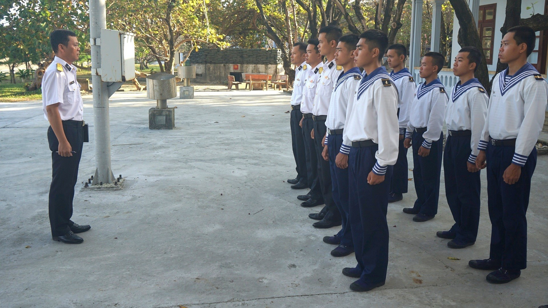 Las fuerzas militares acantonadas en la isla realizan actividades ideológicas en víspera del Congreso. En la imagen, el mayor Le Van Anh explica el código de vestimenta a los soldados que asistirían a la proyección de la ceremonia inaugural del evento.