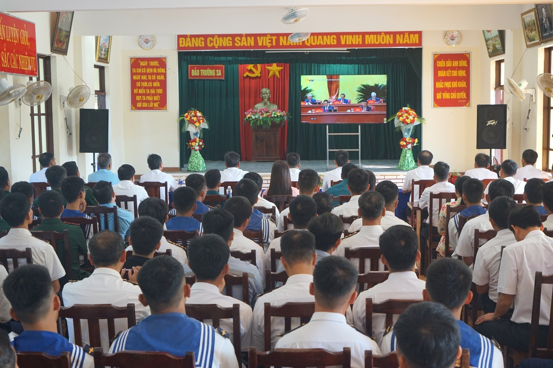 Los isleños y soldados expresan su absoluta confianza en el liderazgo del PCV y en que los lineamientos delineados en esta cita magna llevarán al país a una nueva era de desarrollo rápido y sostenible.