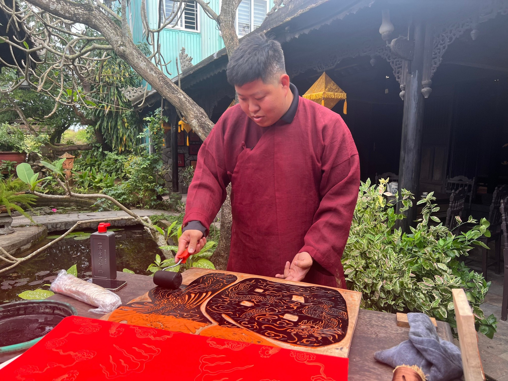 Cong Dat repite el proceso utilizando el papel artesanal “xuyen”, también un material popular en el arte de caligrafía.