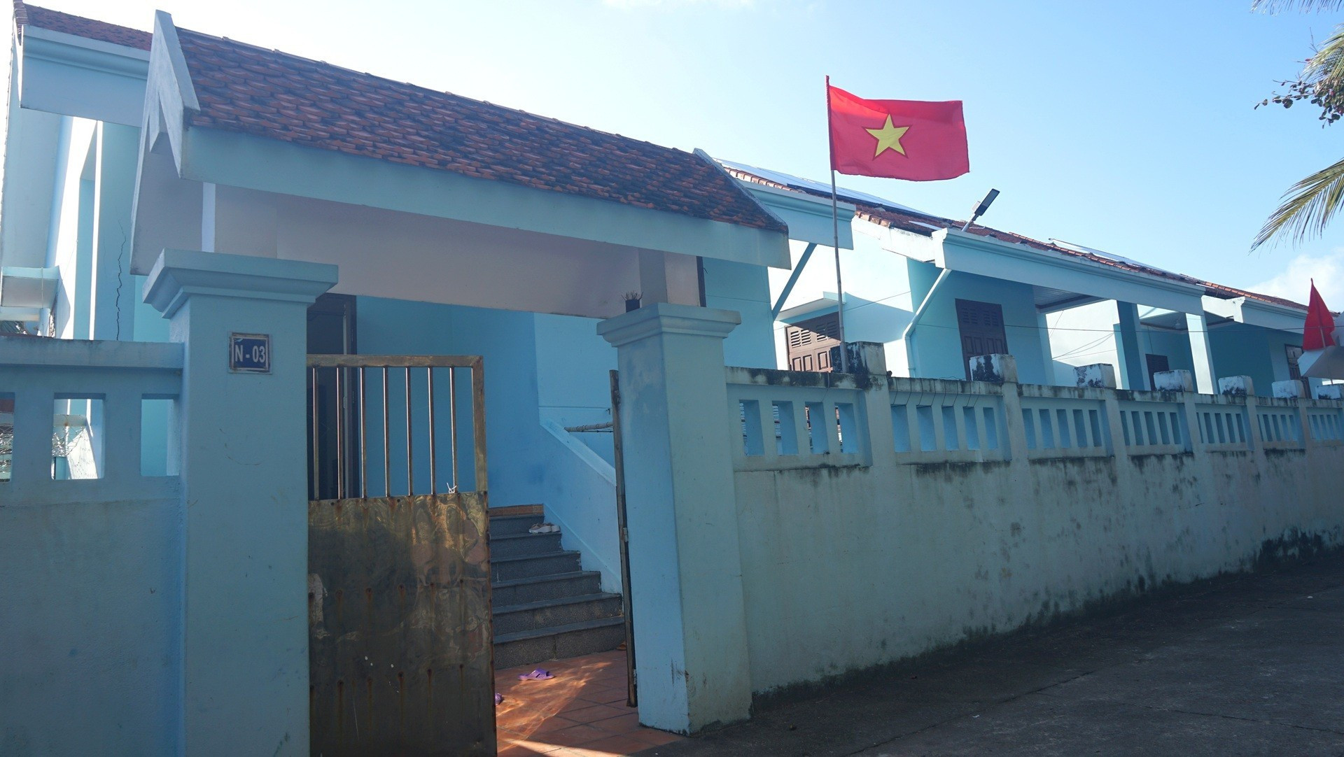 Por estos días, en saludo al magno acontecimiento político, los isleños se esmeran en la limpieza de la barriada e izan con orgullo la bandera nacional. Para seguir por televisión la ceremonia inaugural del Congreso, el lunes salieron temprano de sus trabajos.
