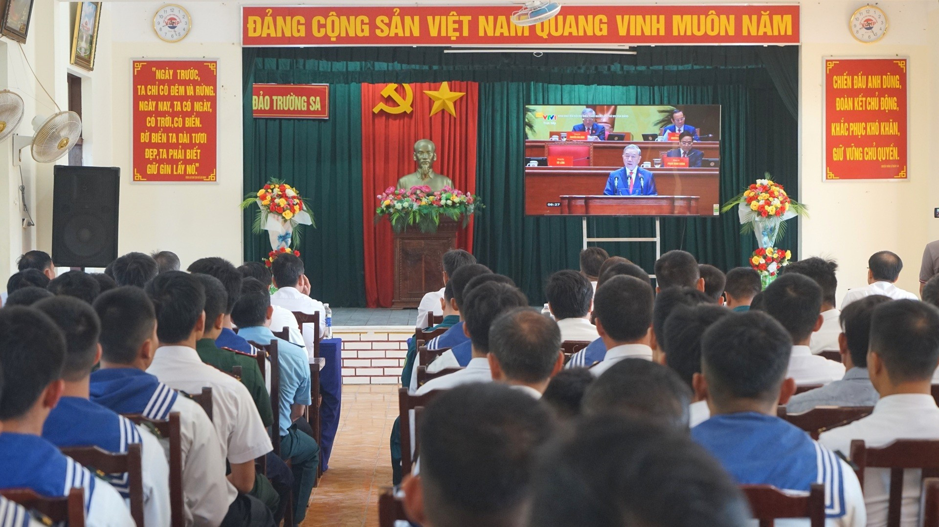 Oficiales, soldados y habitantes en Truong Sa siguen en directo la inauguración del XIV Congreso.