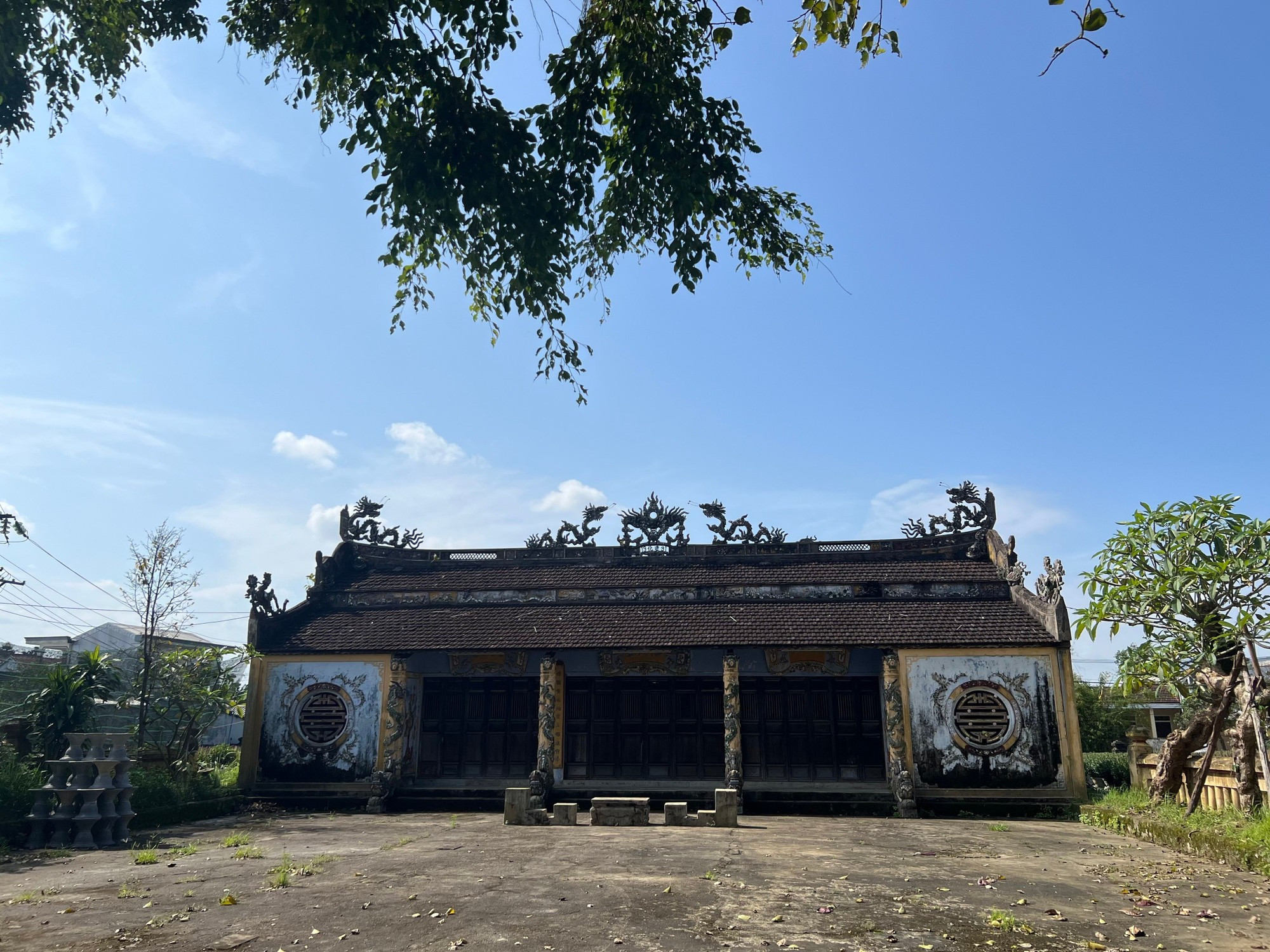 An Truyen debe su nombre coloquial, Chuon, a una vasta laguna del sistema de albuferas de Tam Giang. Sus cuadros eran imprescindibles para el culto a los antepasados en el Tet, pero hace más de diez años languidecieron.