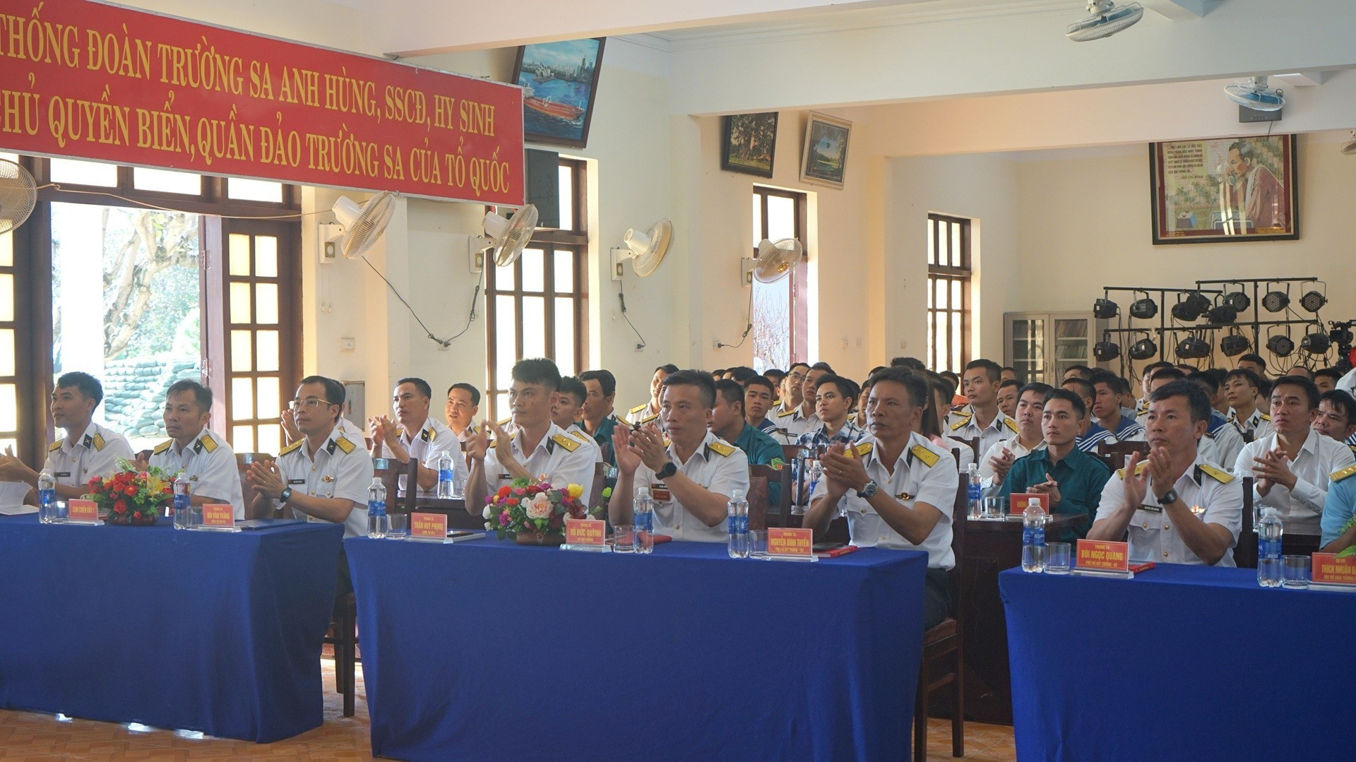 La inauguración del XIV Congreso Nacional del Partido en la mañana del 20 de enero acapara la atención de pobladores de toda la isla de Truong Sa.