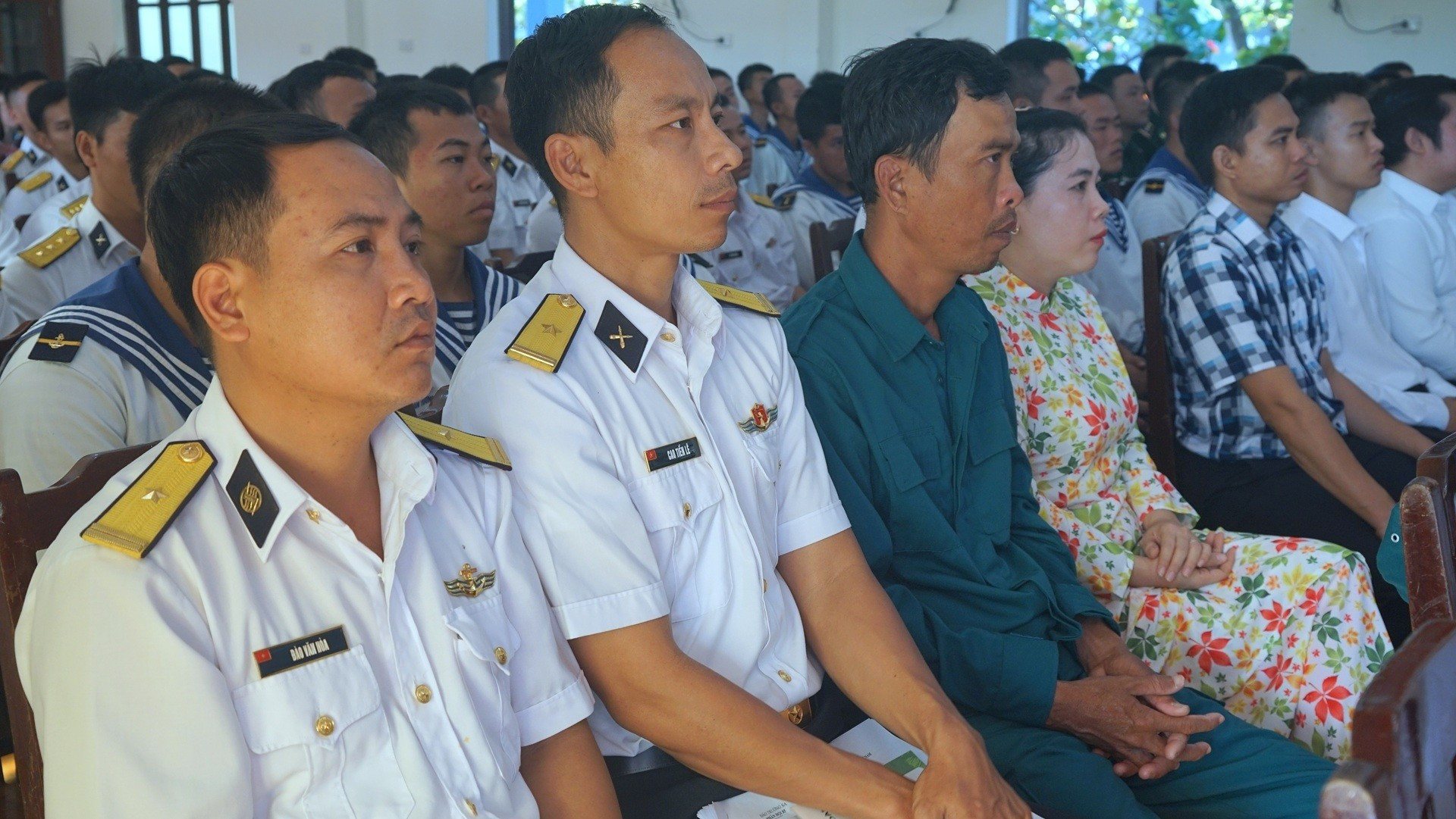 Oficiales, soldados y pobladores de Truong Sa atentos a la inauguración del XIV Congreso.