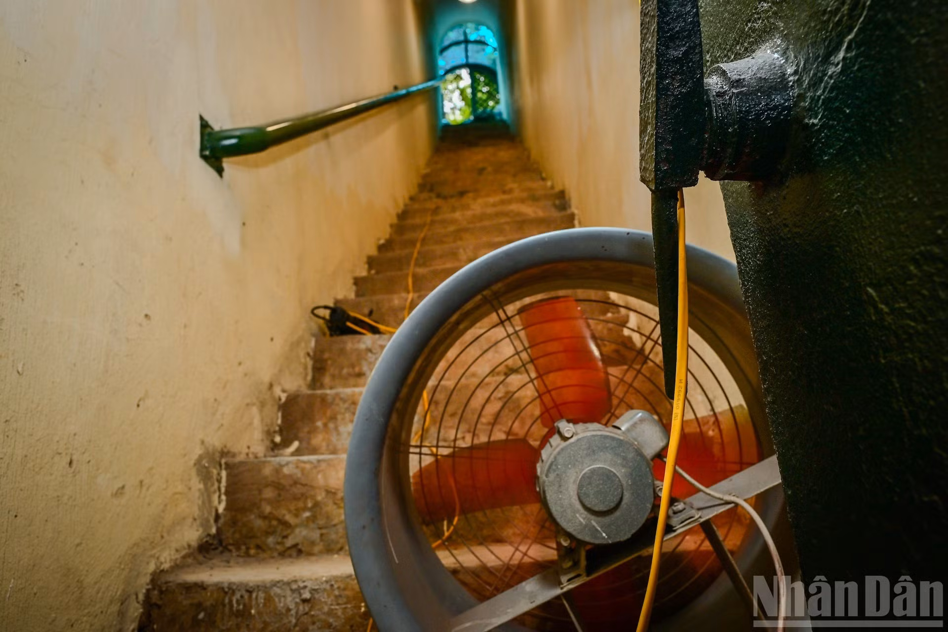 Se están poniendo los ventiladores a plena capacidad para airear este sótano de apenas 37 metros cuadrados. Dada su reducida superficie, solo se admiten diez visitantes cada vez.