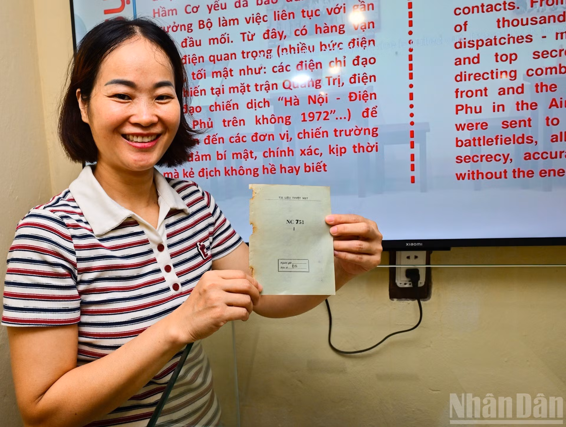 Chu Thi Hien, empleada de la Oficina de Investigación y Colección del Patrimonio, adscrita al Centro de Conservación del Patrimonio Thang Long-Hanói, habla de los objetos.
