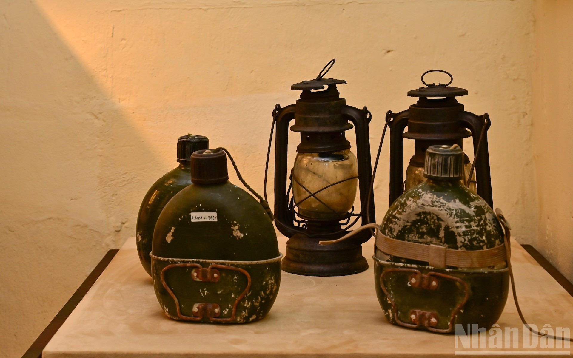 Faroles y cantimploras, objetos familiares de los soldados de criptografía de aquella época.