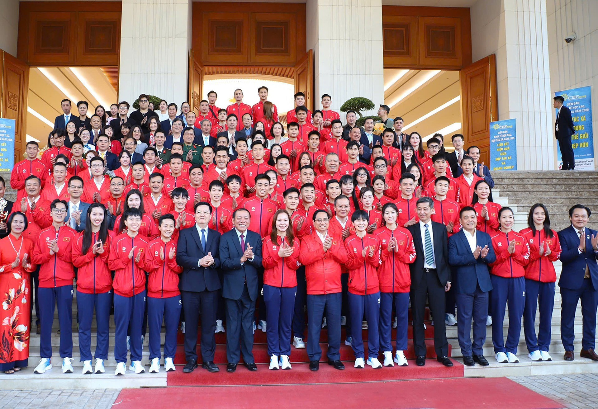 El premier Pham Minh Chinh posa junto a los delegados y otros participantes en el acto.