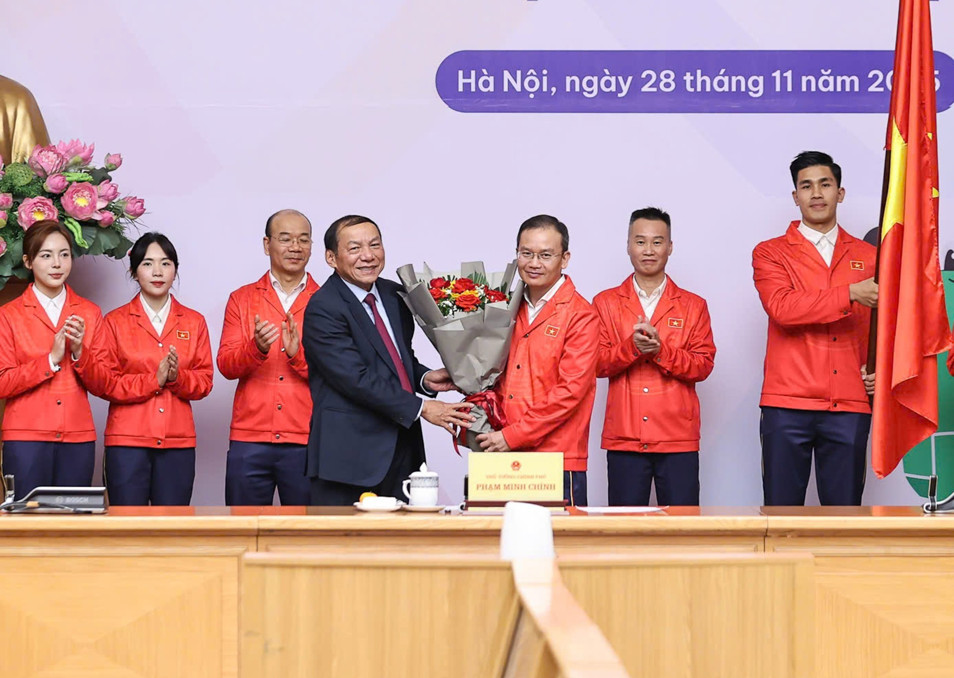 El ministro de Cultura, Deportes y Turismo, Nguyen Van Hung, desea éxito a los delegados.