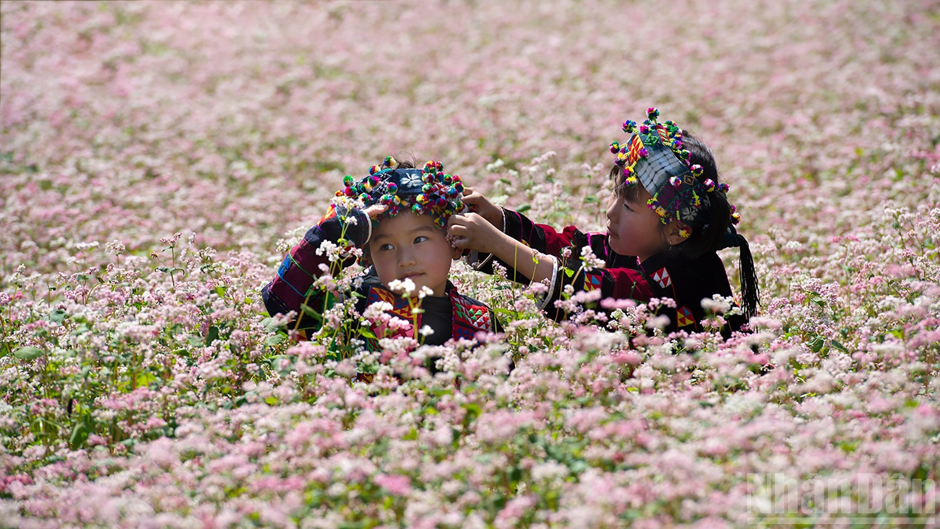 Niños en las tierras montañosas.