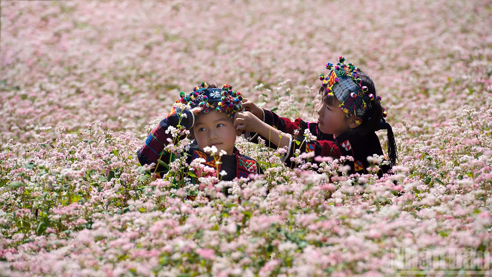 Niños en las tierras montañosas.