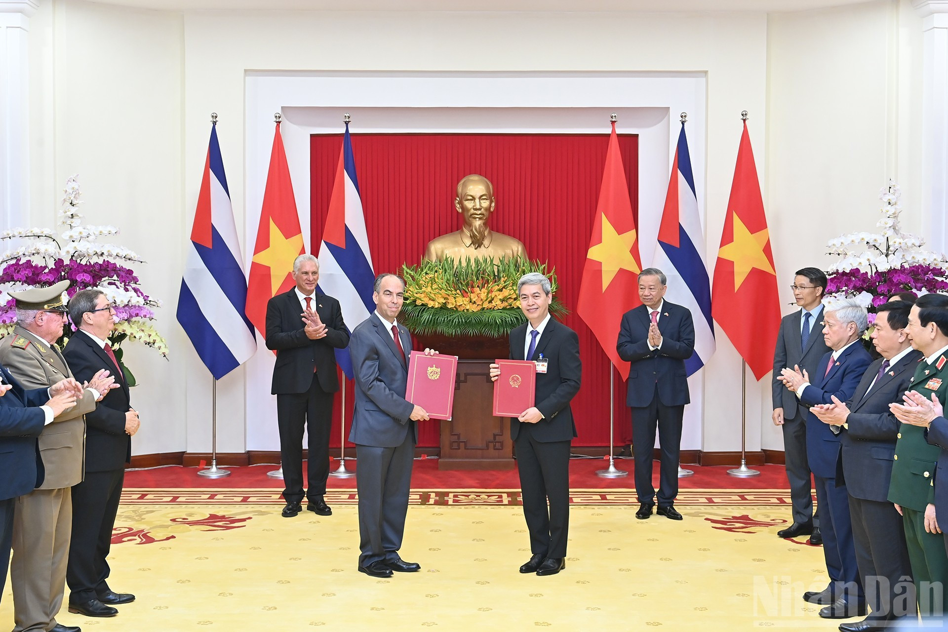 Firma de un MoU sobre cooperación en el ámbito de archivos y gestión documental entre el Departamento Estatal de Archivos del Ministerio del Interior de Vietnam y el Archivo Nacional de Cuba. Firma de un MoU sobre cooperación en el ámbito de archivos y gestión documental entre el Departamento Estatal de Archivos del Ministerio del Interior de Vietnam y el Archivo Nacional de Cuba.