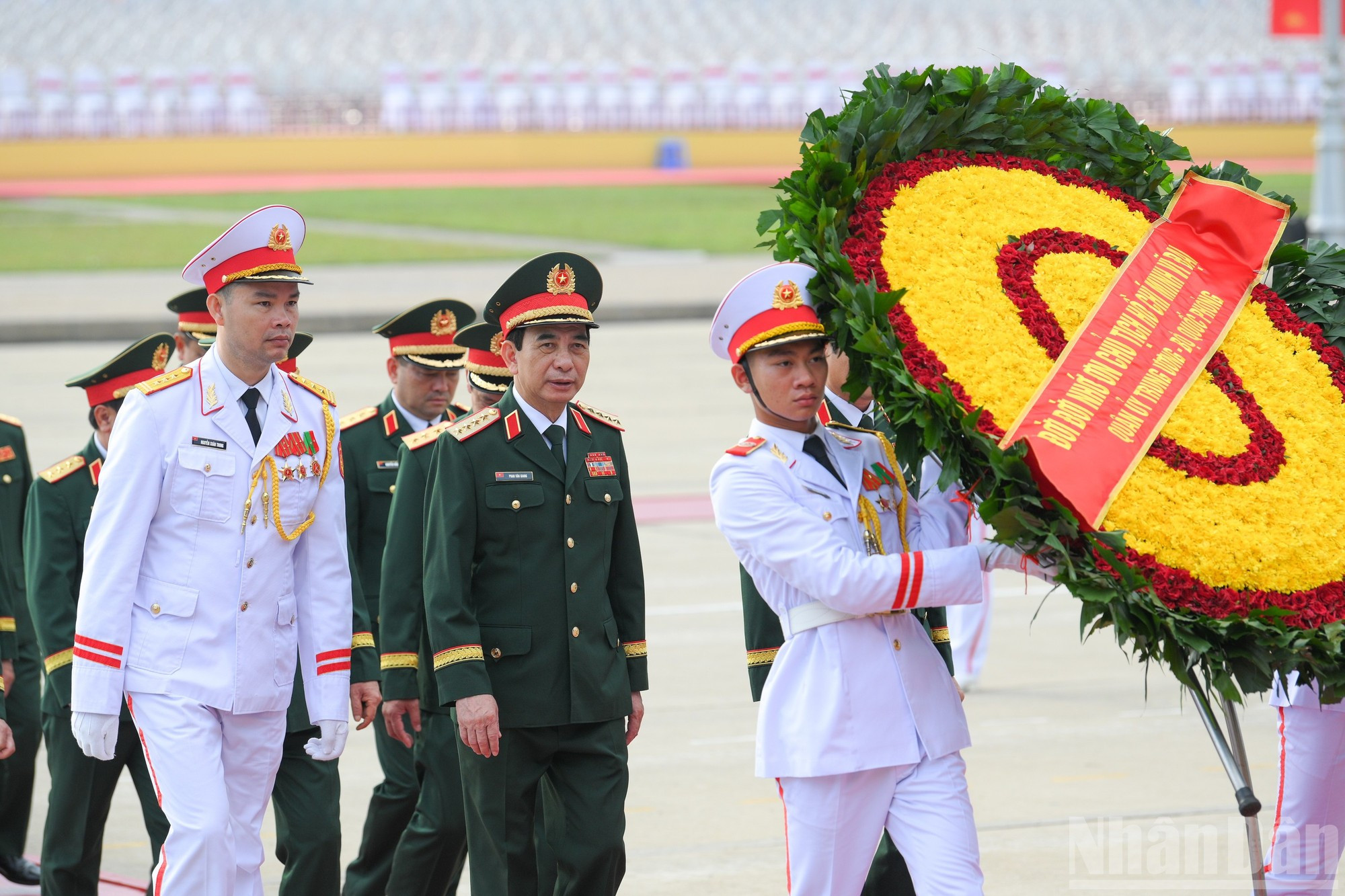 El general Phan Van Giang, ministro de Defensa, al frente de una delegación de la Comisión Militar Central y del Ministerio de Defensa, asiste a la actividad. El general Phan Van Giang, ministro de Defensa, al frente de una delegación de la Comisión Militar Central y del Ministerio de Defensa, asiste a la actividad.