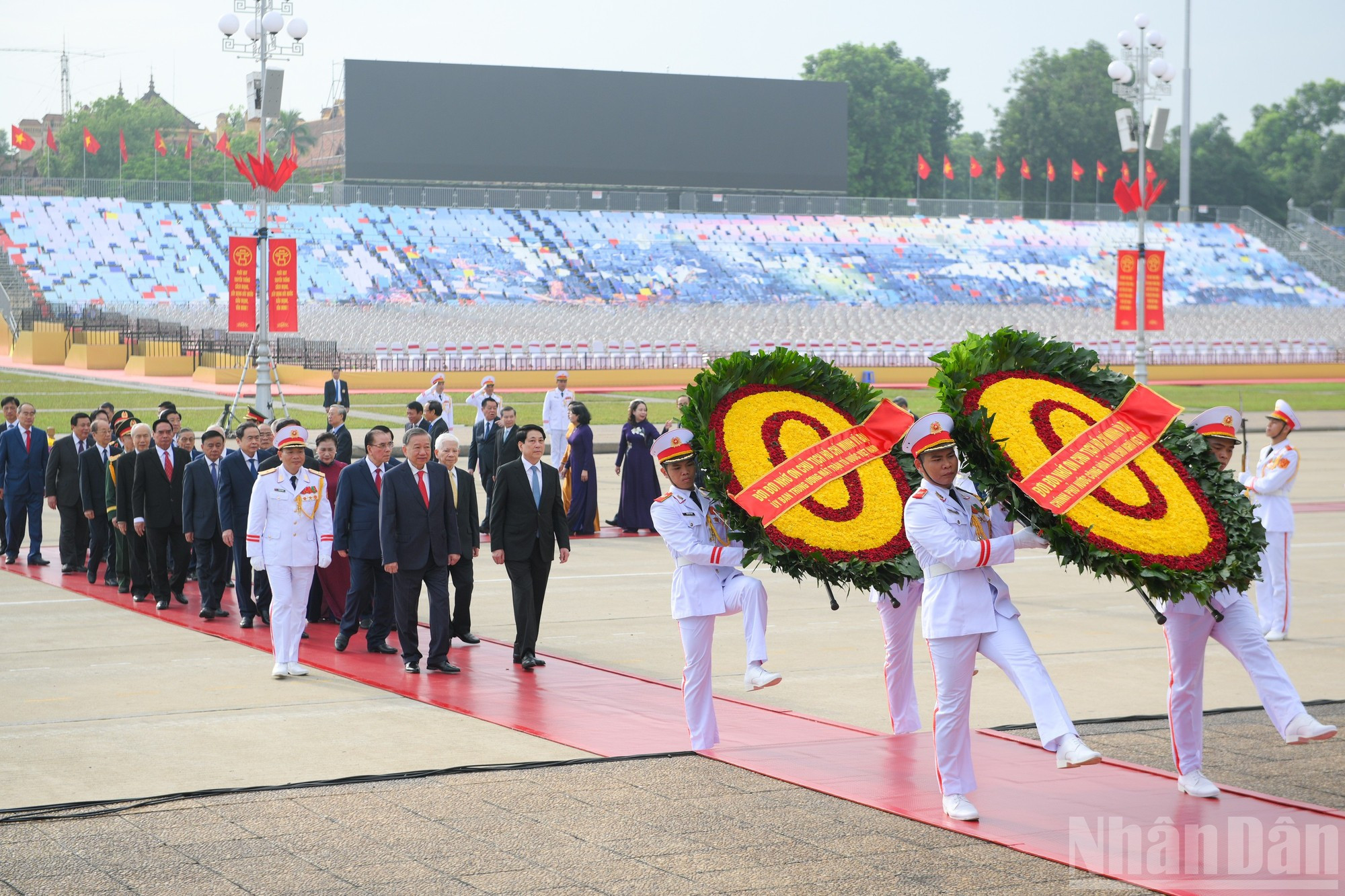 La ofrenda floral lleva la frase “Infinita gratitud al gran Presidente Ho Chi Minh”. La ofrenda floral lleva la frase “Infinita gratitud al gran Presidente Ho Chi Minh”.