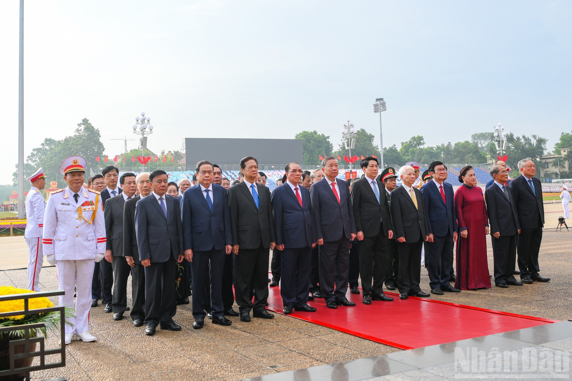 La delegación de actuales y antiguos dirigentes del Partido y del Estado en el acto de homenaje. La delegación de actuales y antiguos dirigentes del Partido y del Estado en el acto de homenaje.