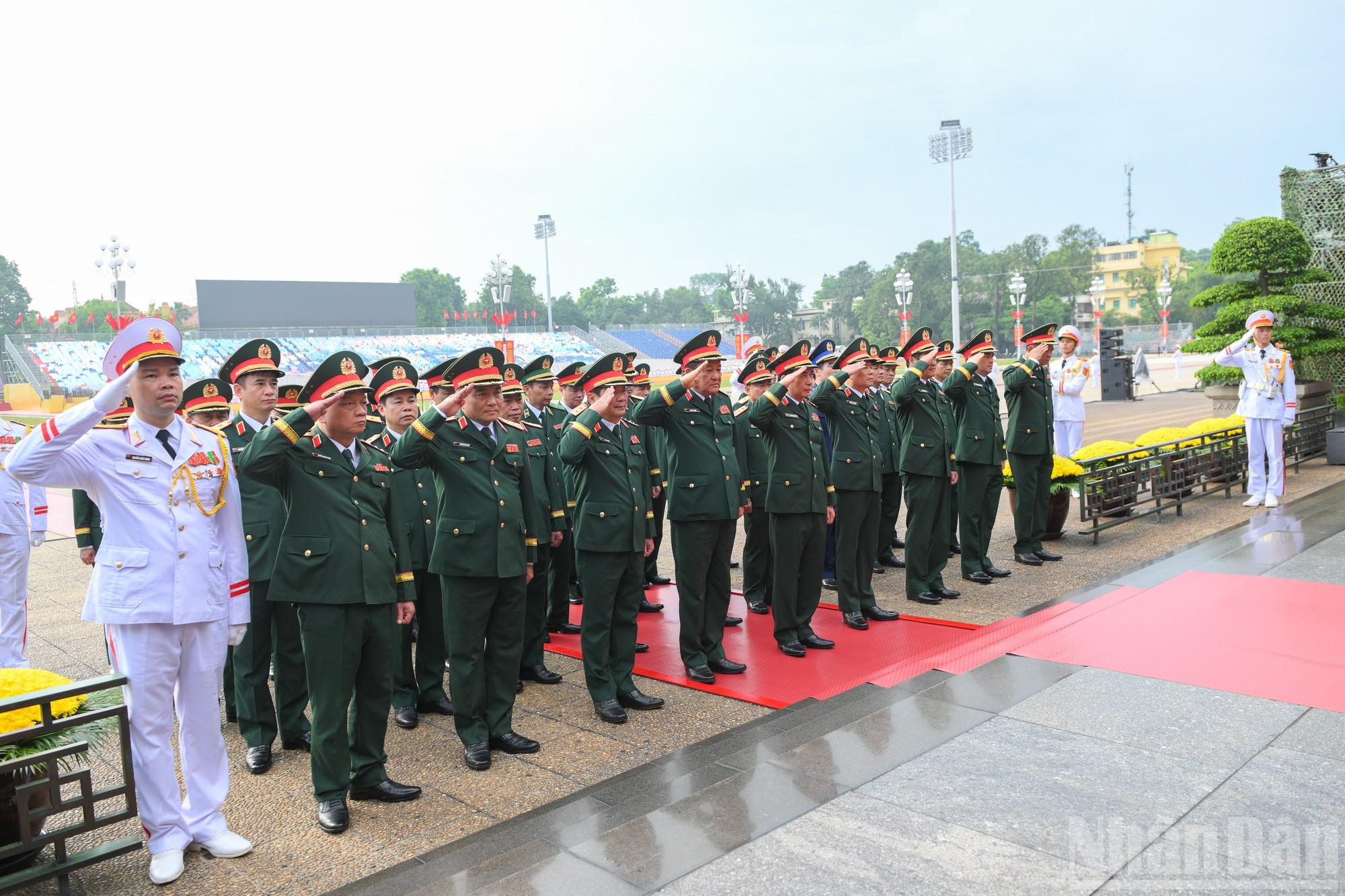 La delegación encabezada por el ministro de Defensa se dirige marcialmente al Presidente Ho Chi Minh. La delegación encabezada por el ministro de Defensa se dirige marcialmente al Presidente Ho Chi Minh.
