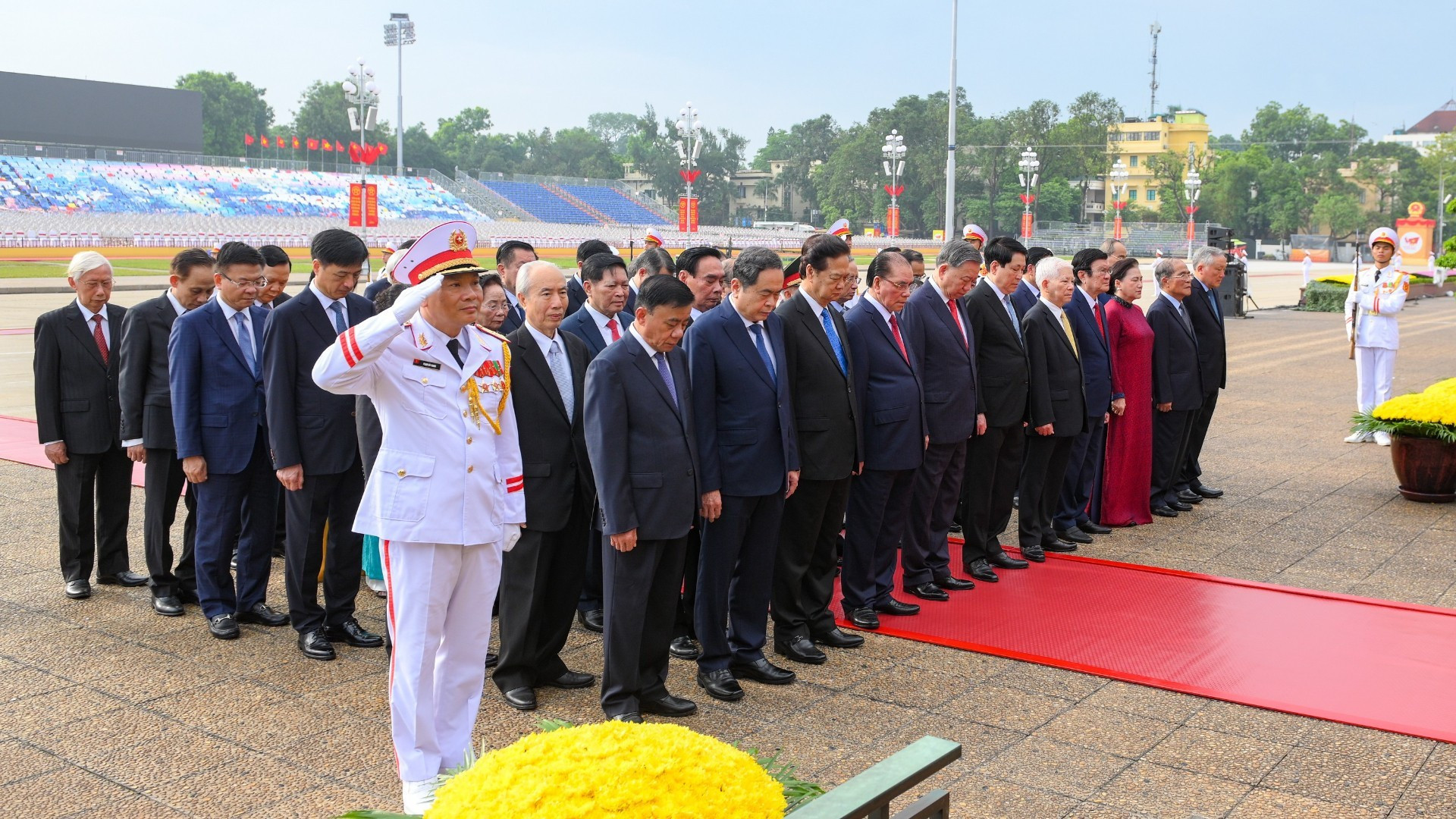 [Foto] Dirigentes del Estado y del Partido rinden homenaje al Presidente Ho Chi Minh