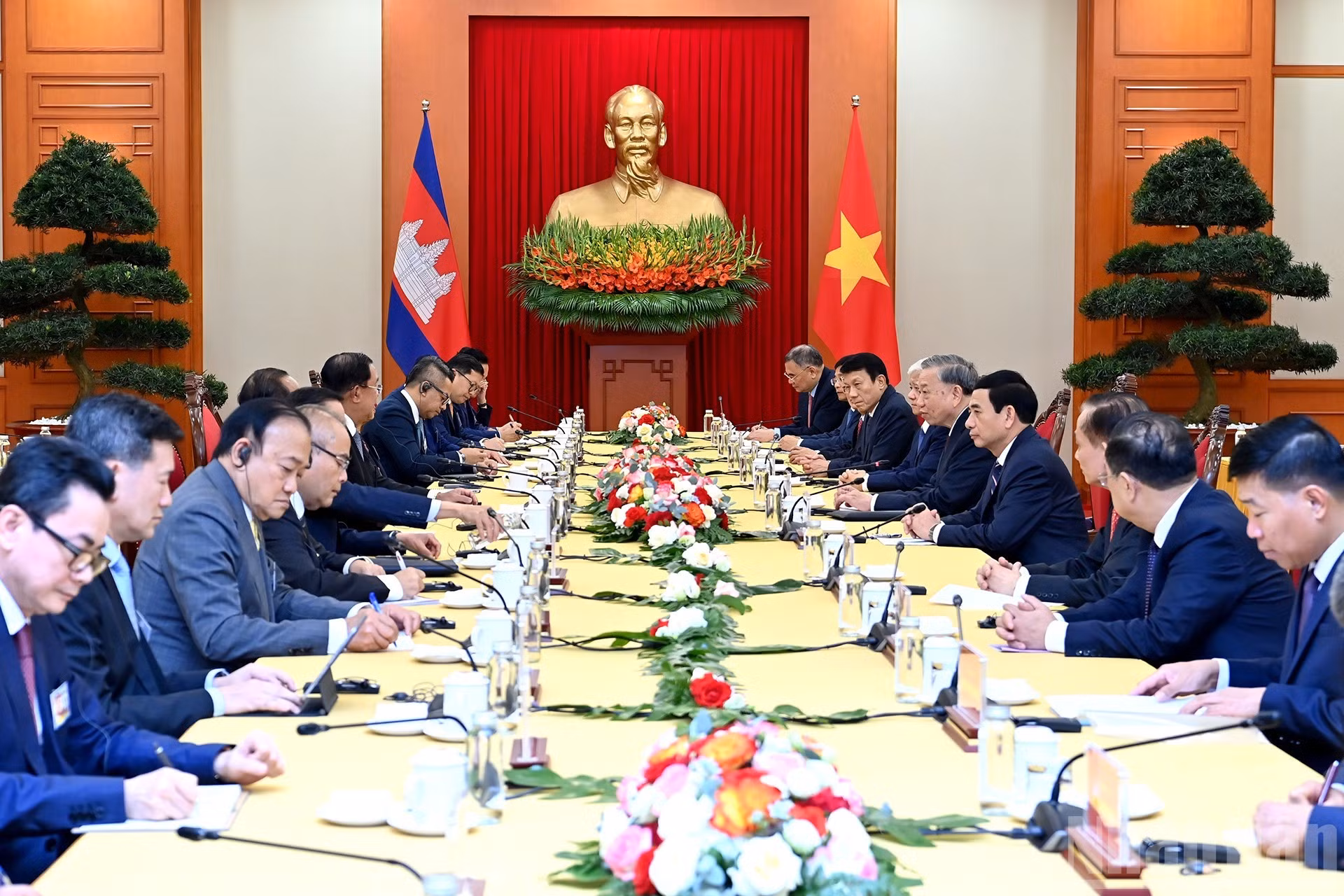 Panorama de la reunión, efectuada en la sede del Comité Central del Partido Comunista de Vietnam.