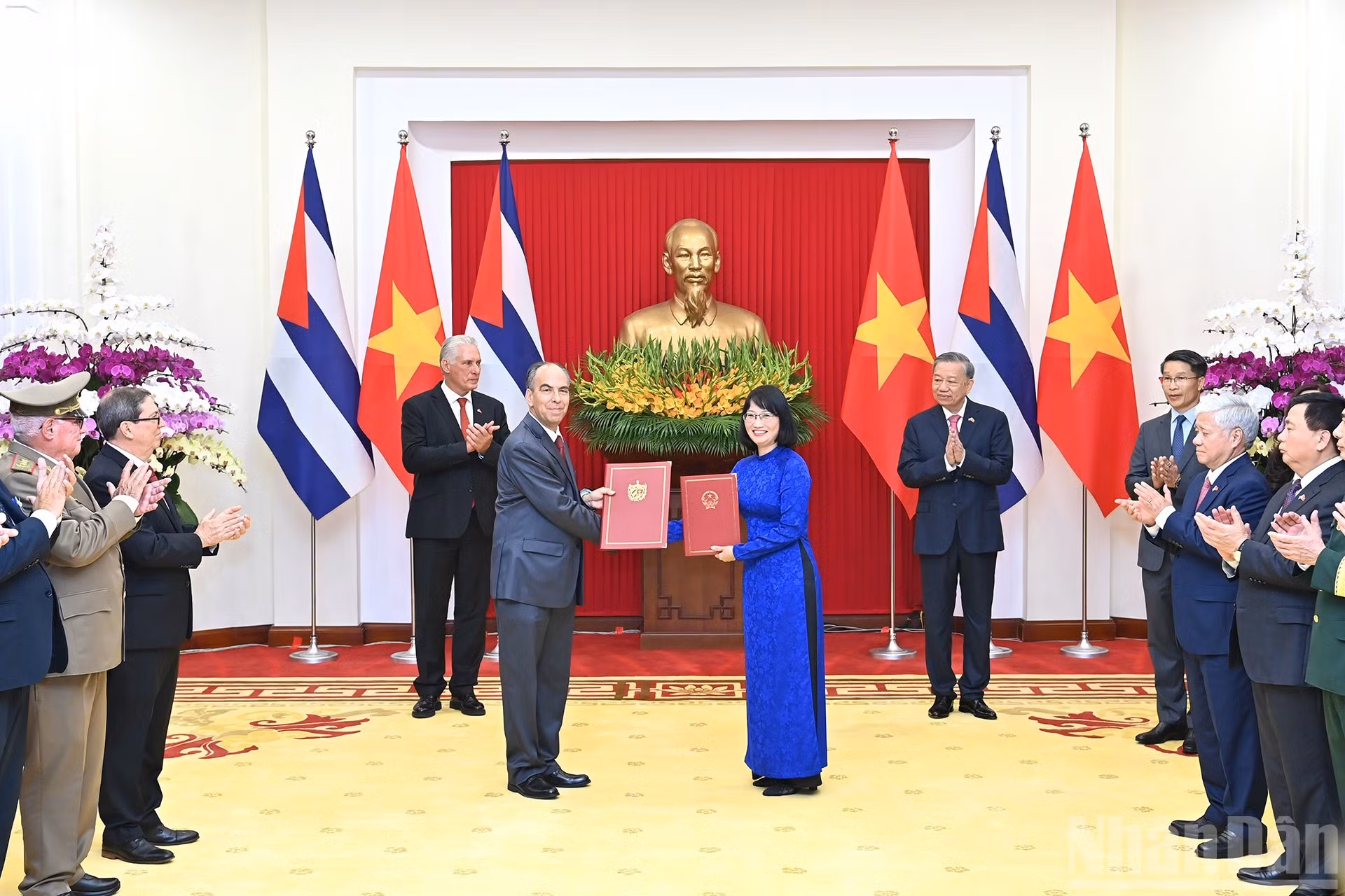 Los representantes del Comité Popular de la sureña vietnamita Ciudad Ho Chi Minh y del Ministerio de Salud Pública de Cuba se intercambian firmas de un memorando de entendimiento (MoU) sobre cooperación en materia de salud.