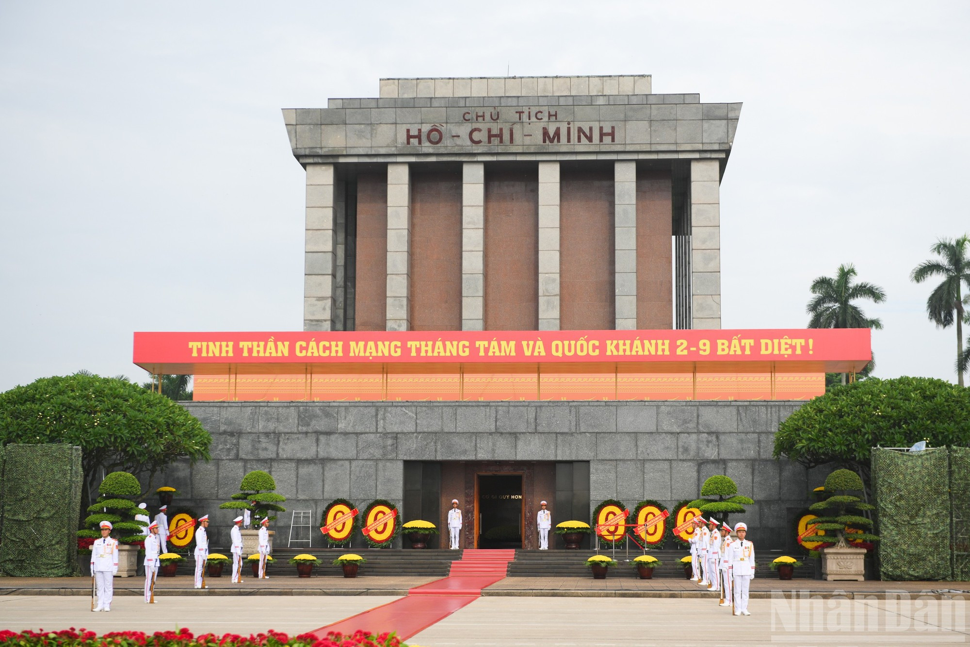 Fachada del Mausoleo dedicado al Presidente Ho Chi Minh. Fachada del Mausoleo dedicado al Presidente Ho Chi Minh.