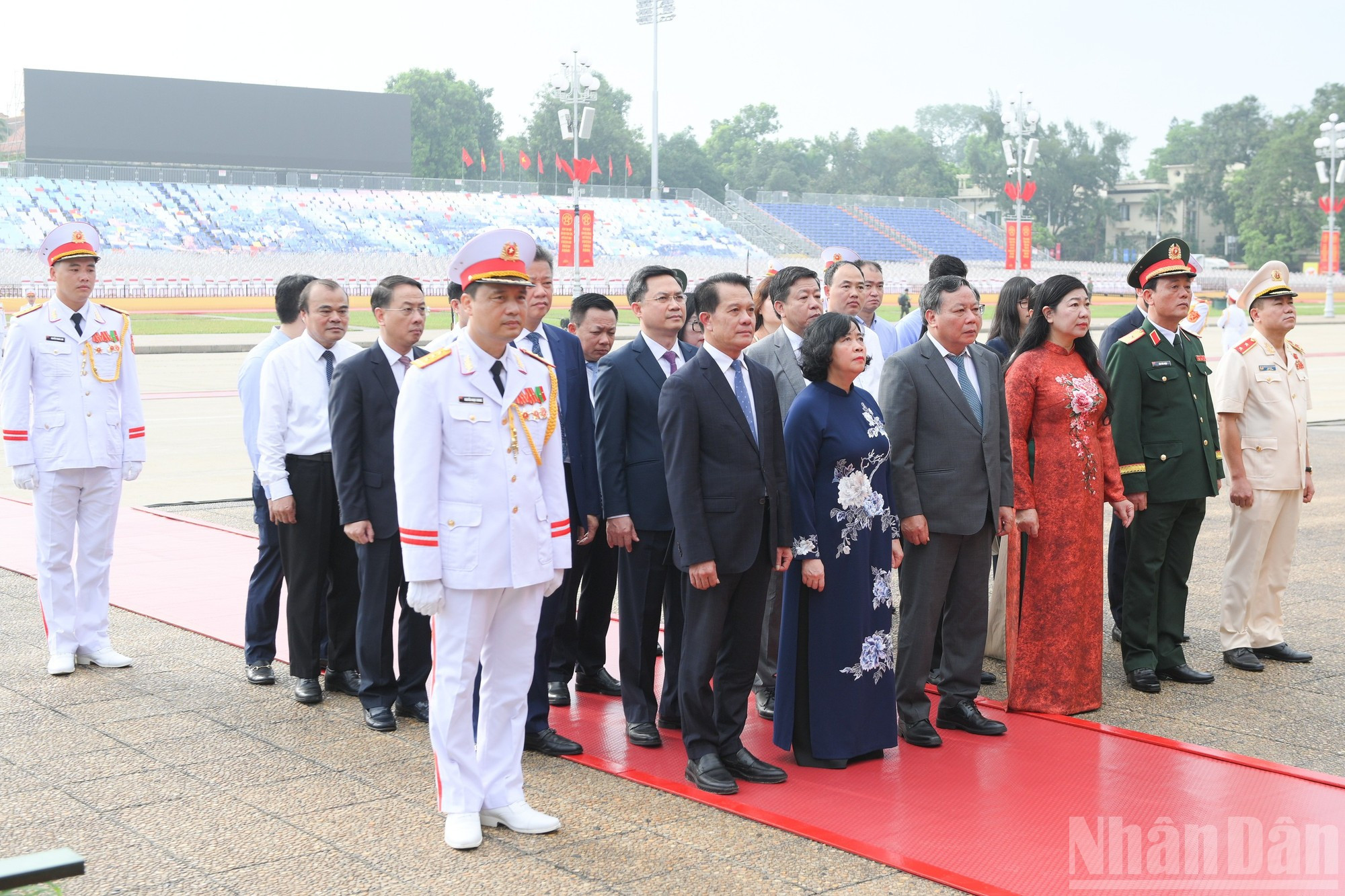 Los representantes del Comité del Partido, el Comité Popular, el Consejo Popular y la filial del Frente de la Patria de Vietnam en Hanói presentan sus respetos al Presidente Ho Chi Minh. Los representantes del Comité del Partido, el Comité Popular, el Consejo Popular y la filial del Frente de la Patria de Vietnam en Hanói presentan sus respetos al Presidente Ho Chi Minh.
