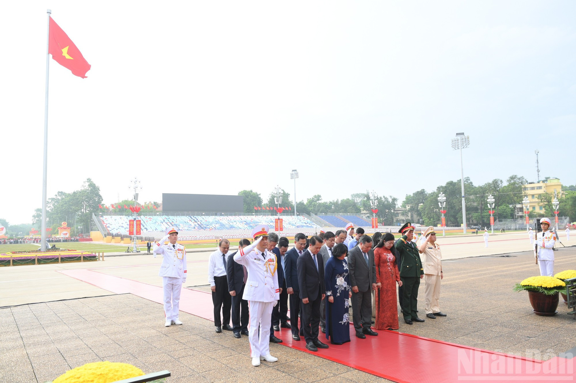 Los delegados del Comité del Partido, el Comité Popular, el Consejo Popular y la filial del Frente de la Patria de Vietnam en Hanói presentan sus respetos al Presidente Ho Chi Minh. Los delegados del Comité del Partido, el Comité Popular, el Consejo Popular y la filial del Frente de la Patria de Vietnam en Hanói presentan sus respetos al Presidente Ho Chi Minh.