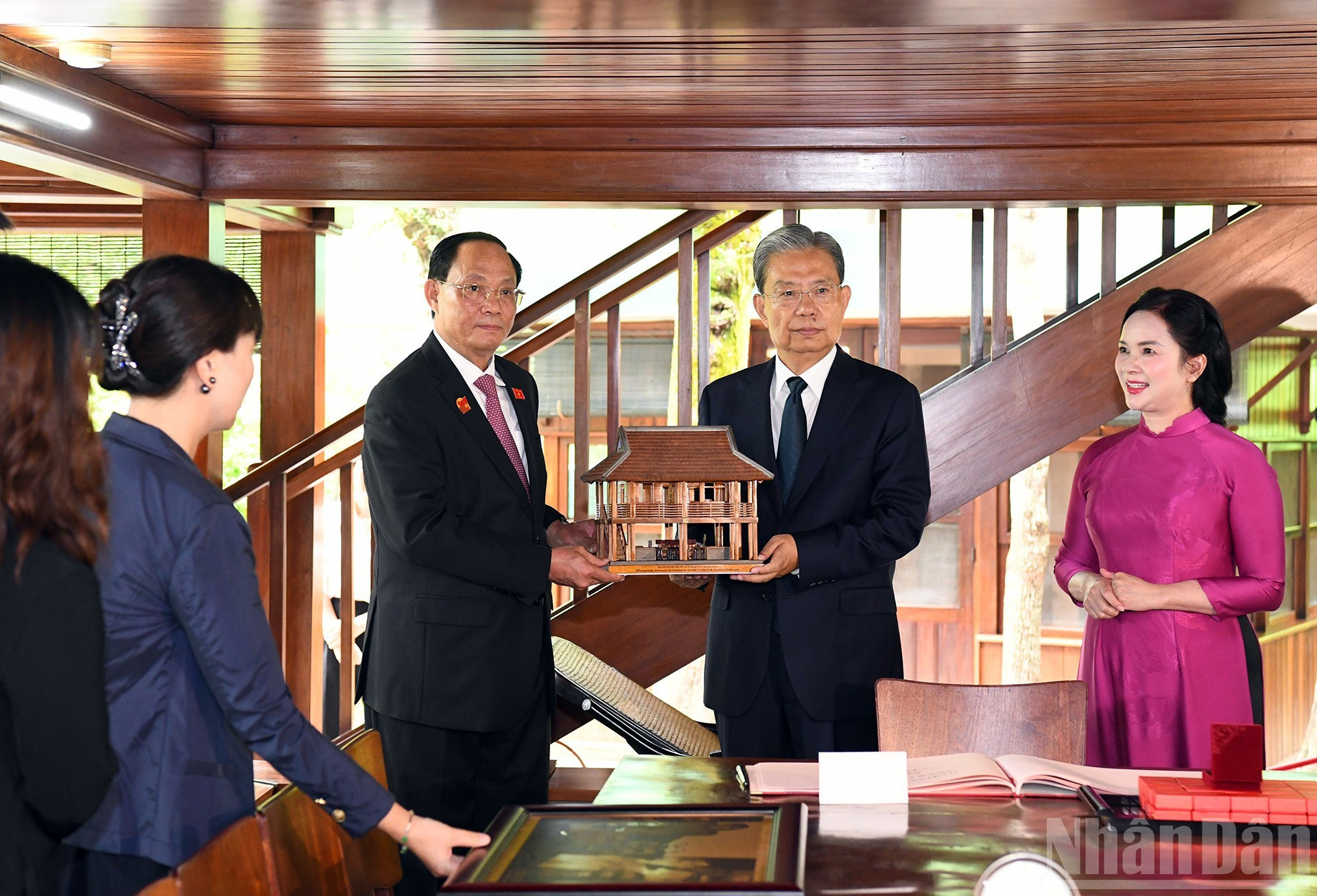 El vicepresidente de la Asamblea Nacional de Vietnam Tran Quang Phuong entrega un regalo de recuerdo a Zhao Leji, miembro del Comité Permanente del Buró Político del Partido Comunista de China y presidente del Comité Permanente de la Asamblea Popular Nacional. El vicepresidente de la Asamblea Nacional de Vietnam Tran Quang Phuong entrega un regalo de recuerdo a Zhao Leji, miembro del Comité Permanente del Buró Político del Partido Comunista de China y presidente del Comité Permanente de la Asamblea Popular Nacional.