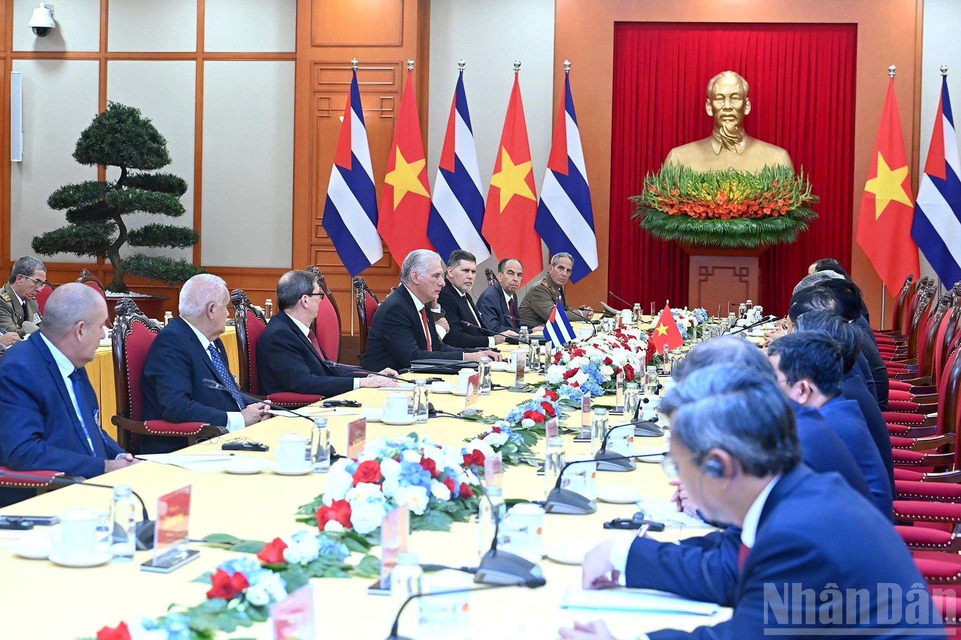 El máximo dirigente cubano y los miembros de su delegación. El máximo dirigente cubano y los miembros de su delegación.